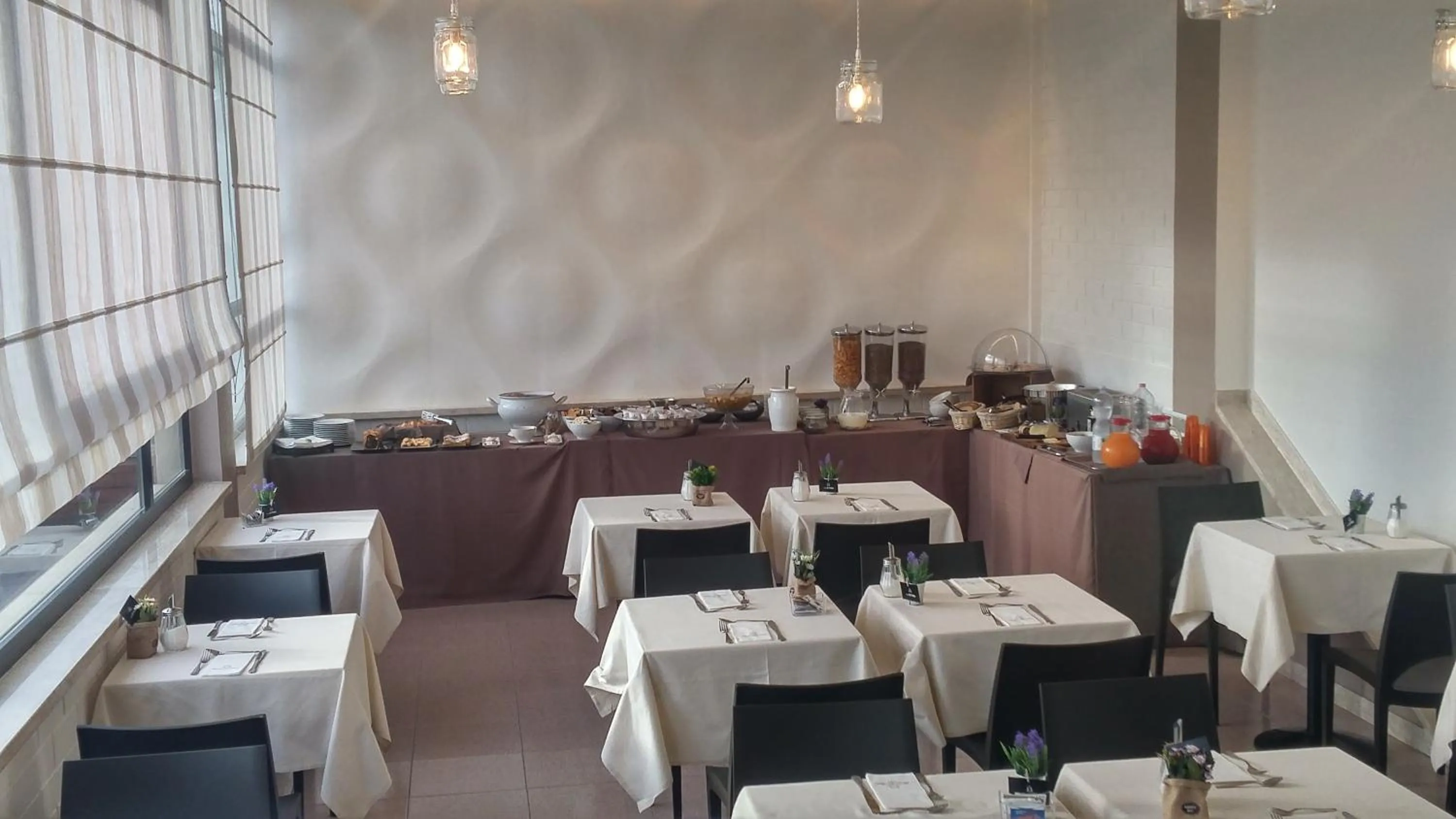 Restaurant/places to eat in El Patio Hotel