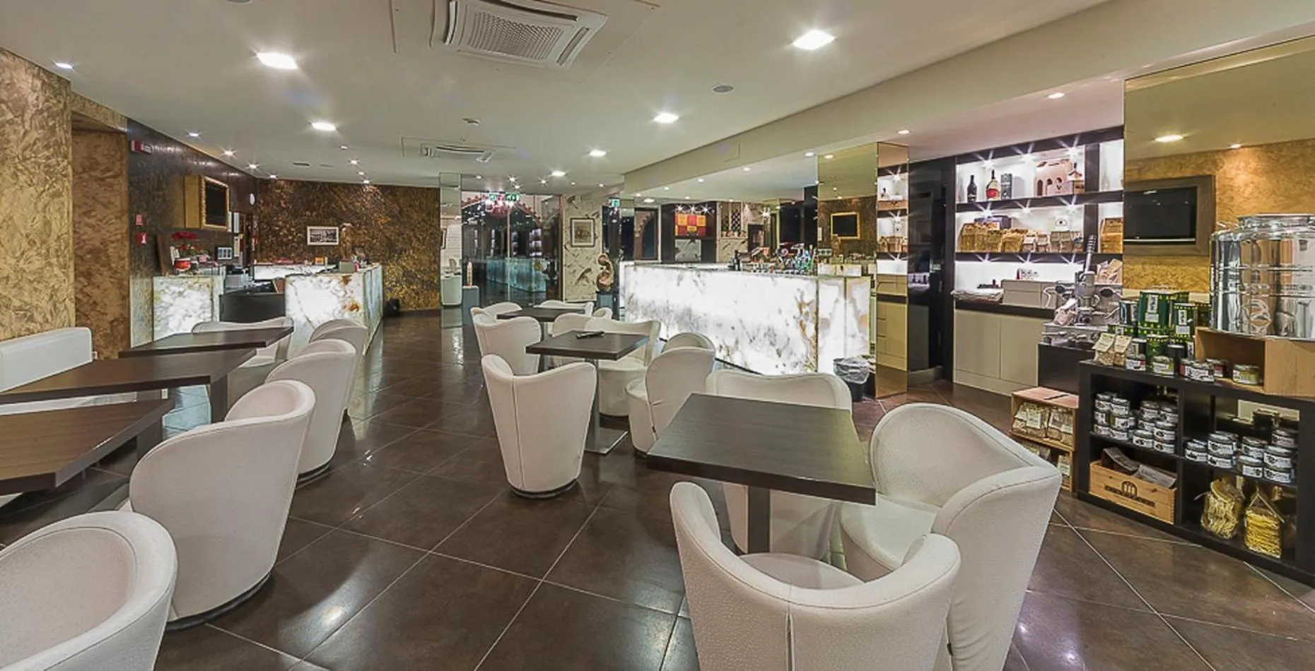 Communal lounge/ TV room in El Patio Hotel