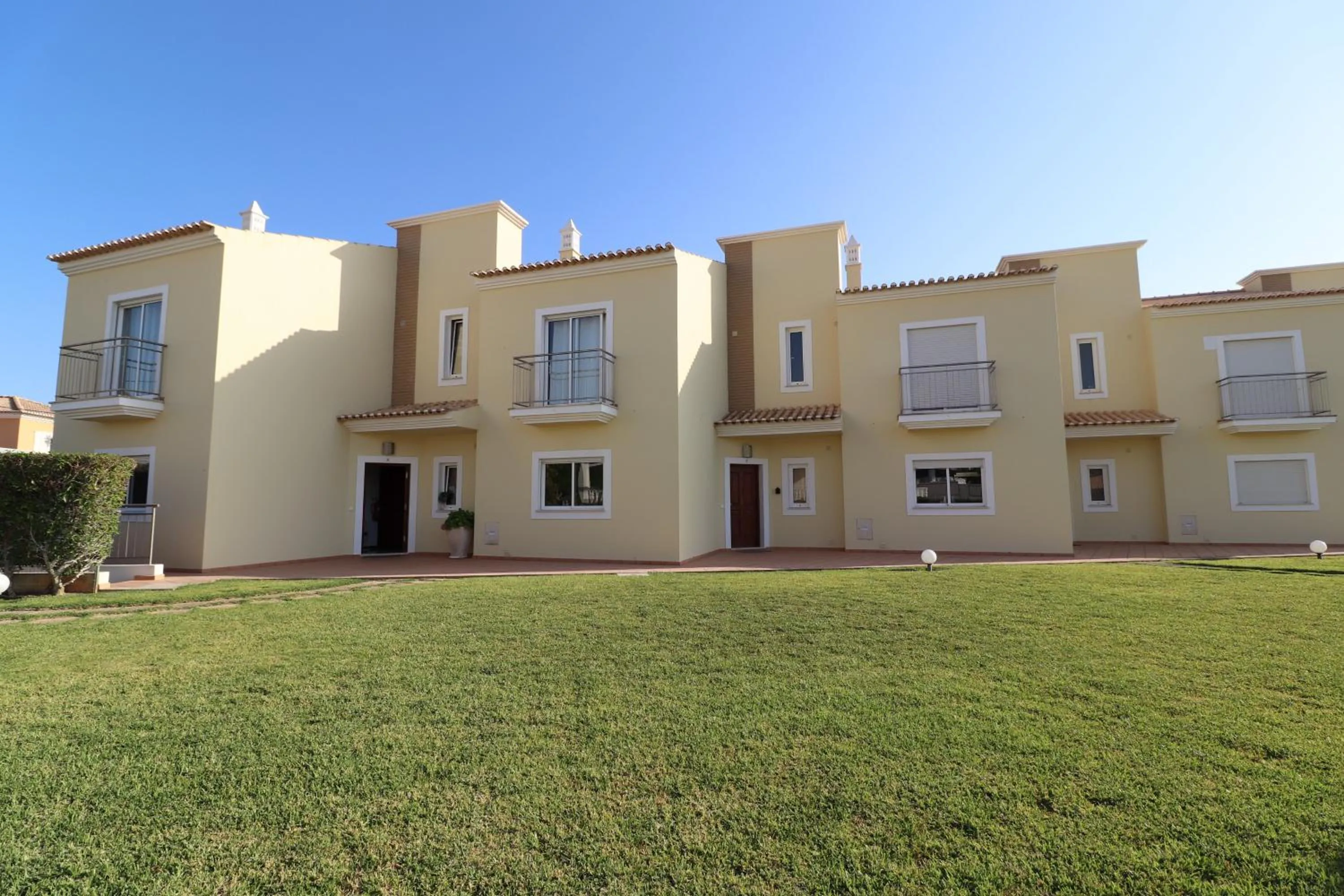 Property building in 3-Bed Townhouse with pool in Albufeira Balaia