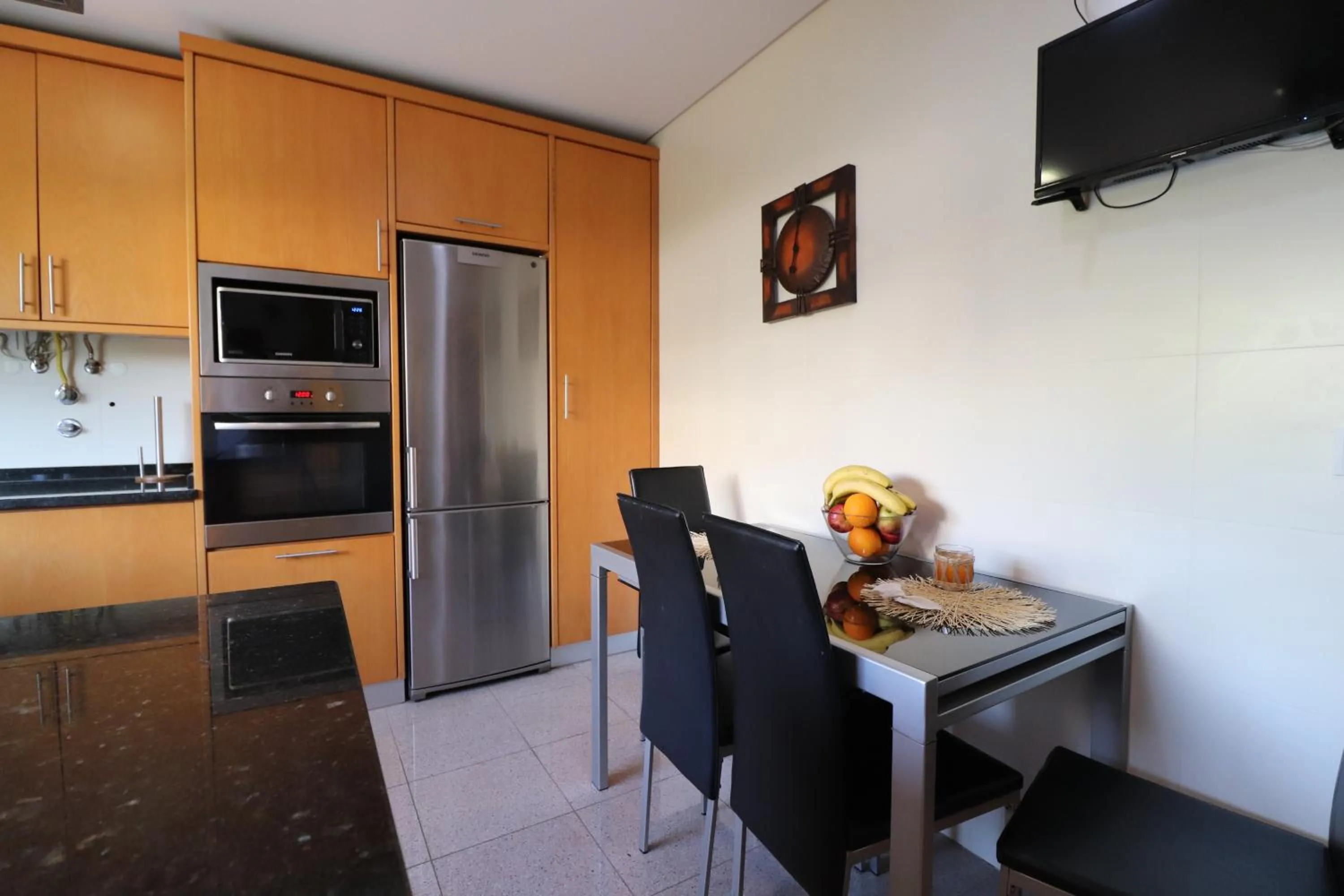 Kitchen or kitchenette in 3-Bed Townhouse with pool in Albufeira Balaia