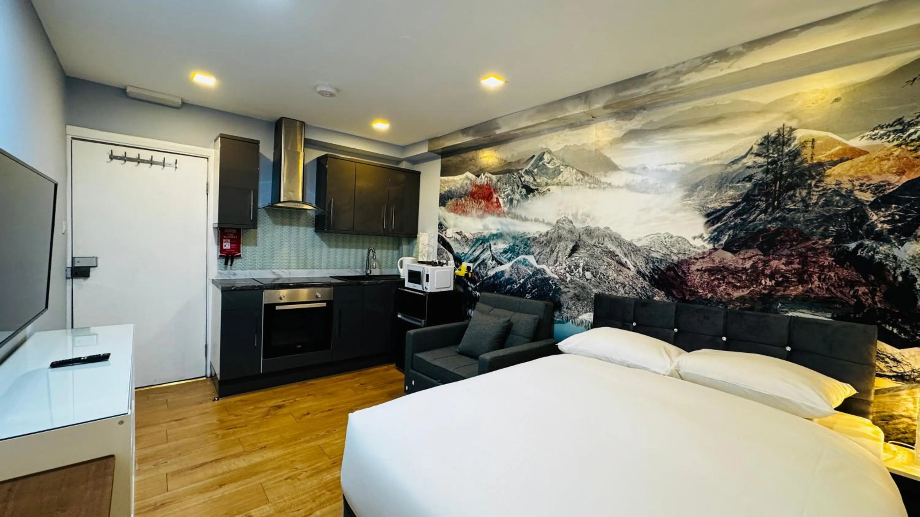 Photo of the whole room, Bed in Private Boutique Apartments London