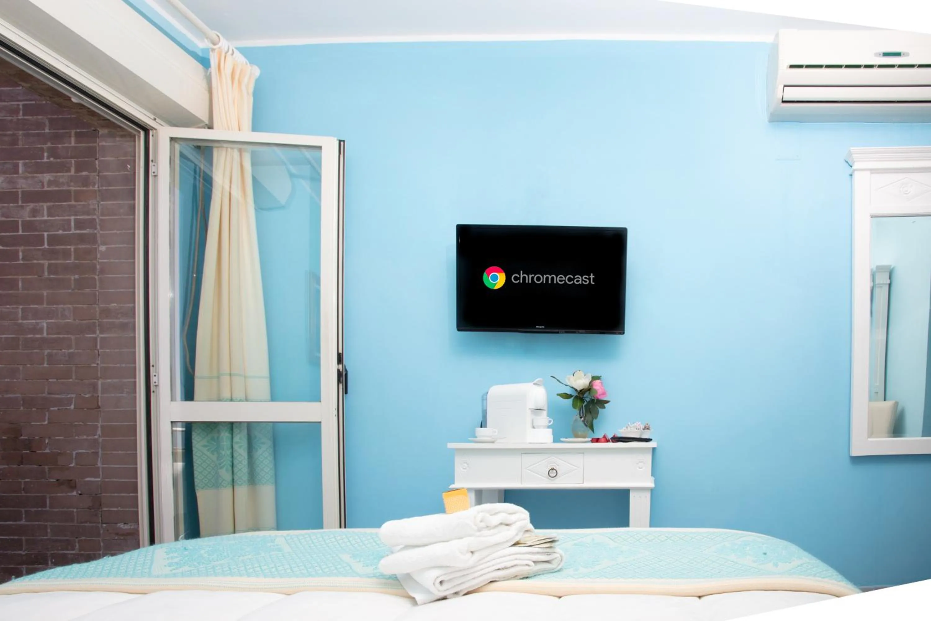 Communal lounge/ TV room, Bed in Hotel Marini