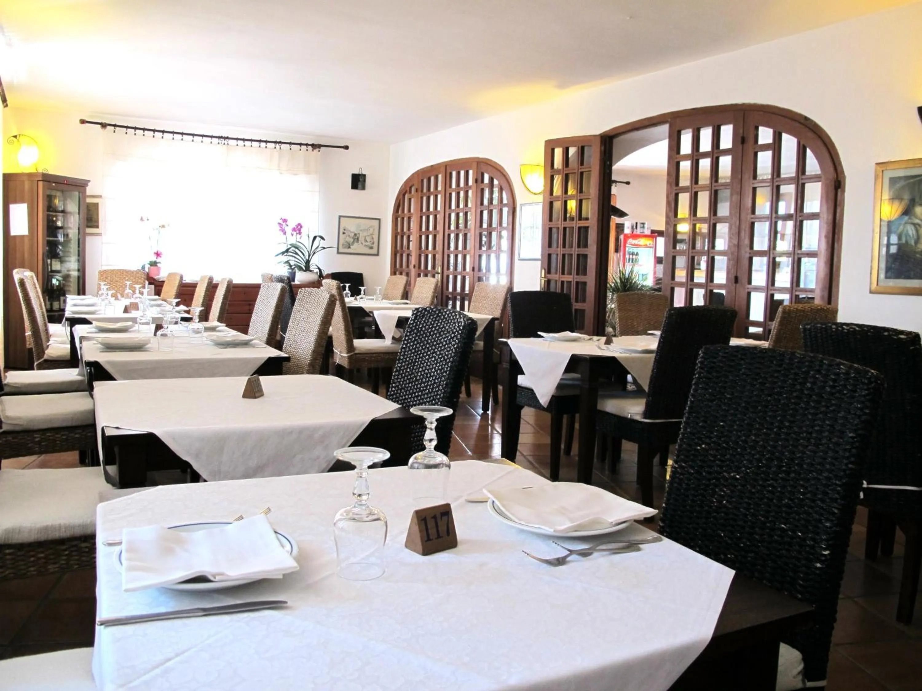 Restaurant/places to eat in Hotel Pop