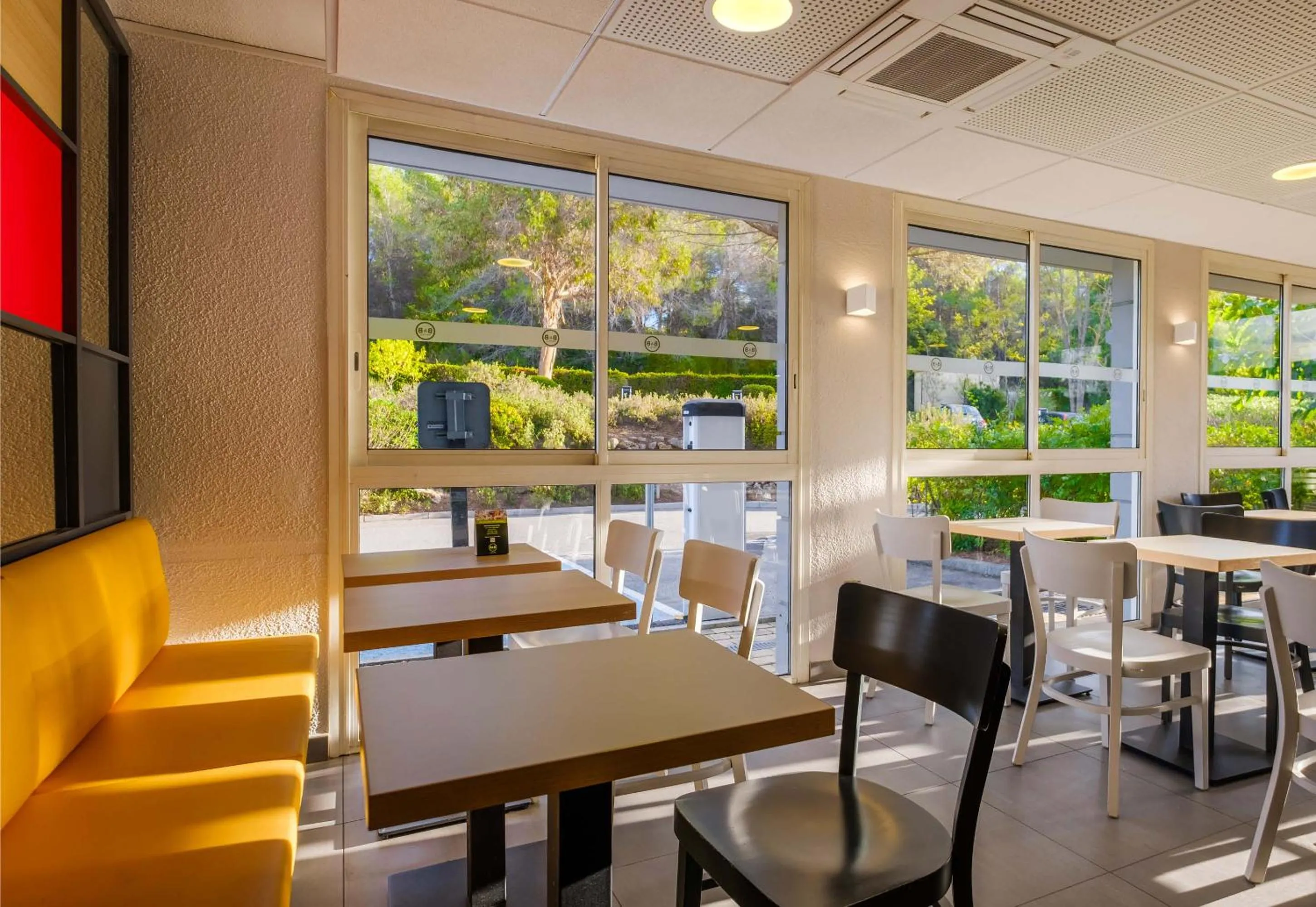 Restaurant/places to eat in B&B HOTEL Antibes Sophia Antipolis