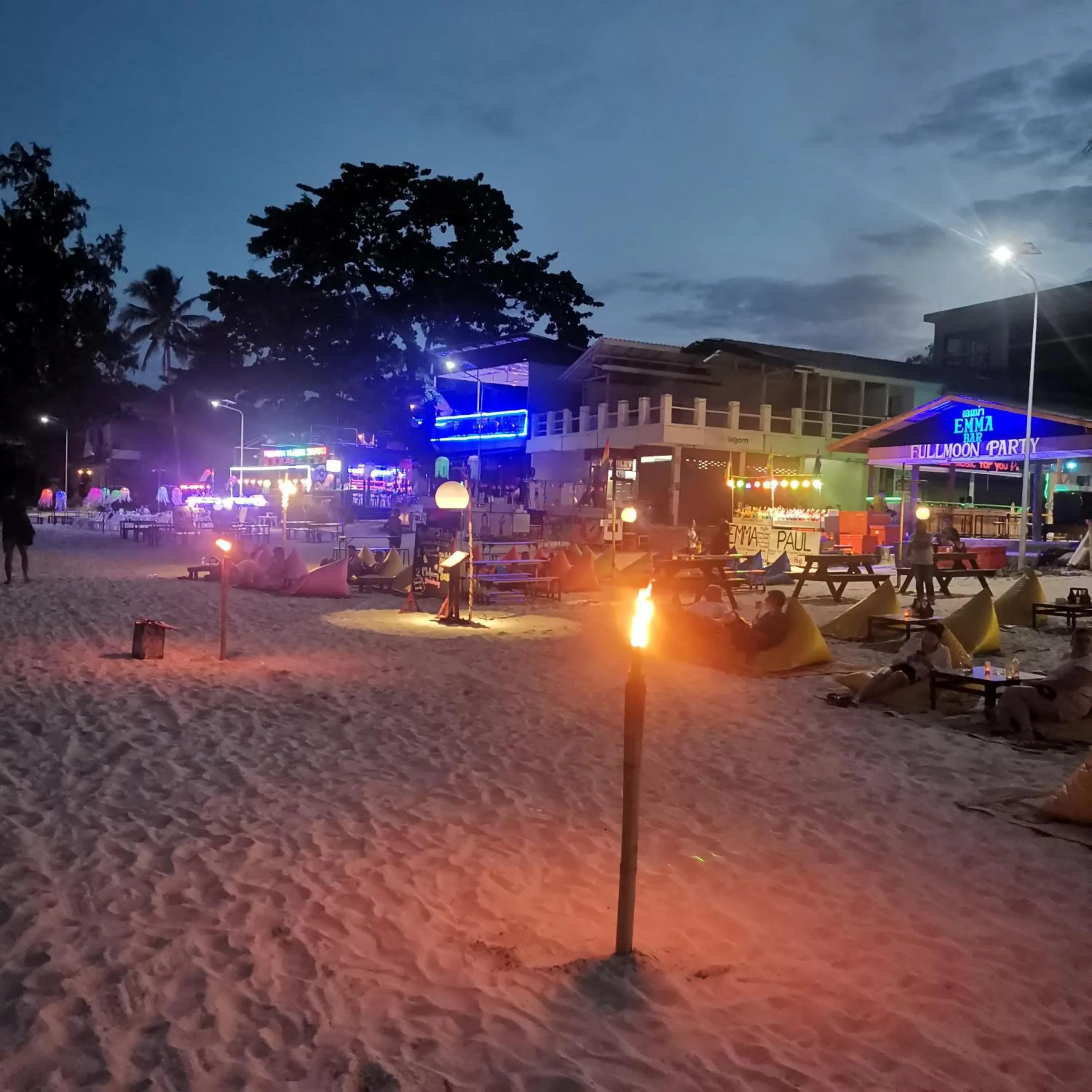 Beach in Haadrin village Fullmoon