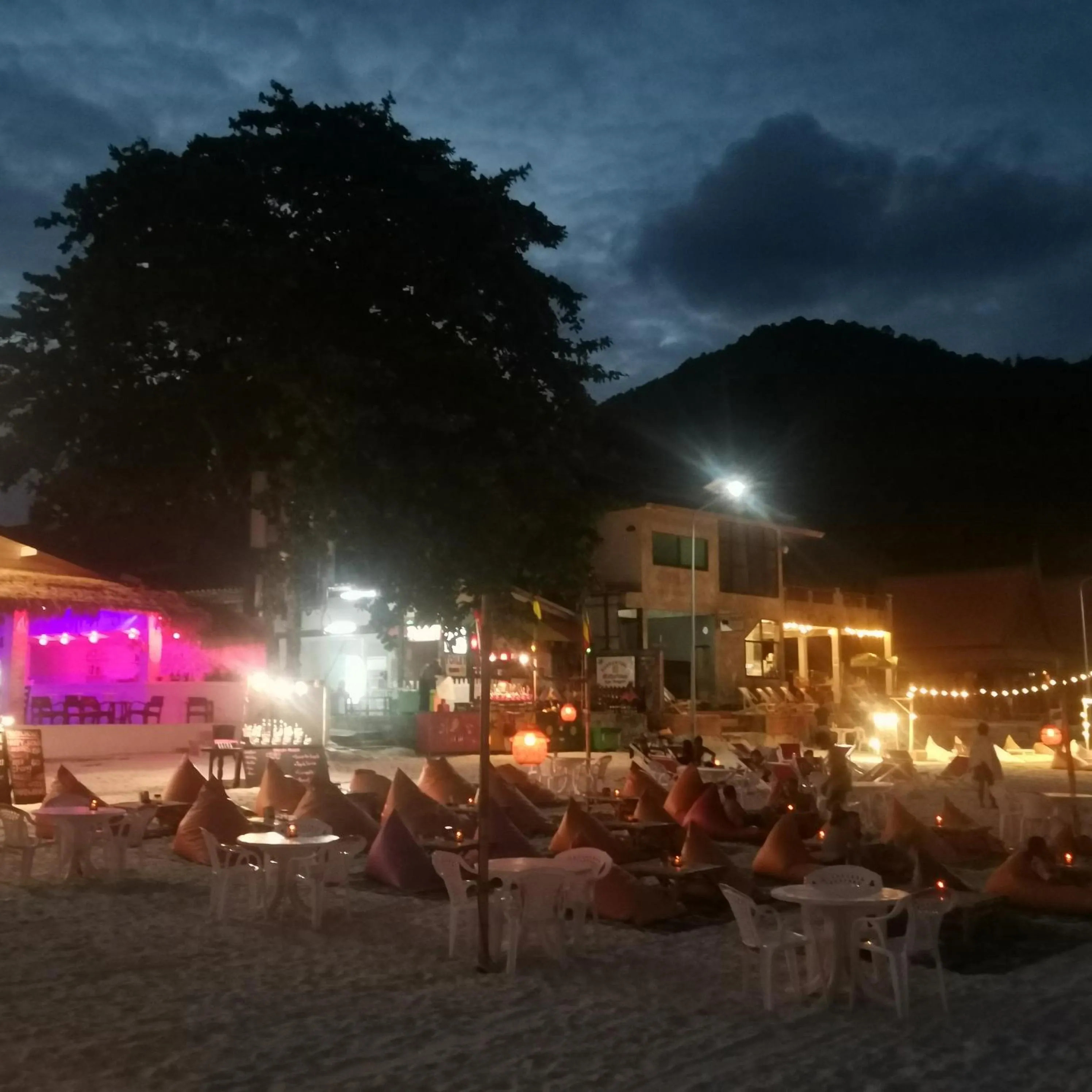 Off site in Haadrin village Fullmoon