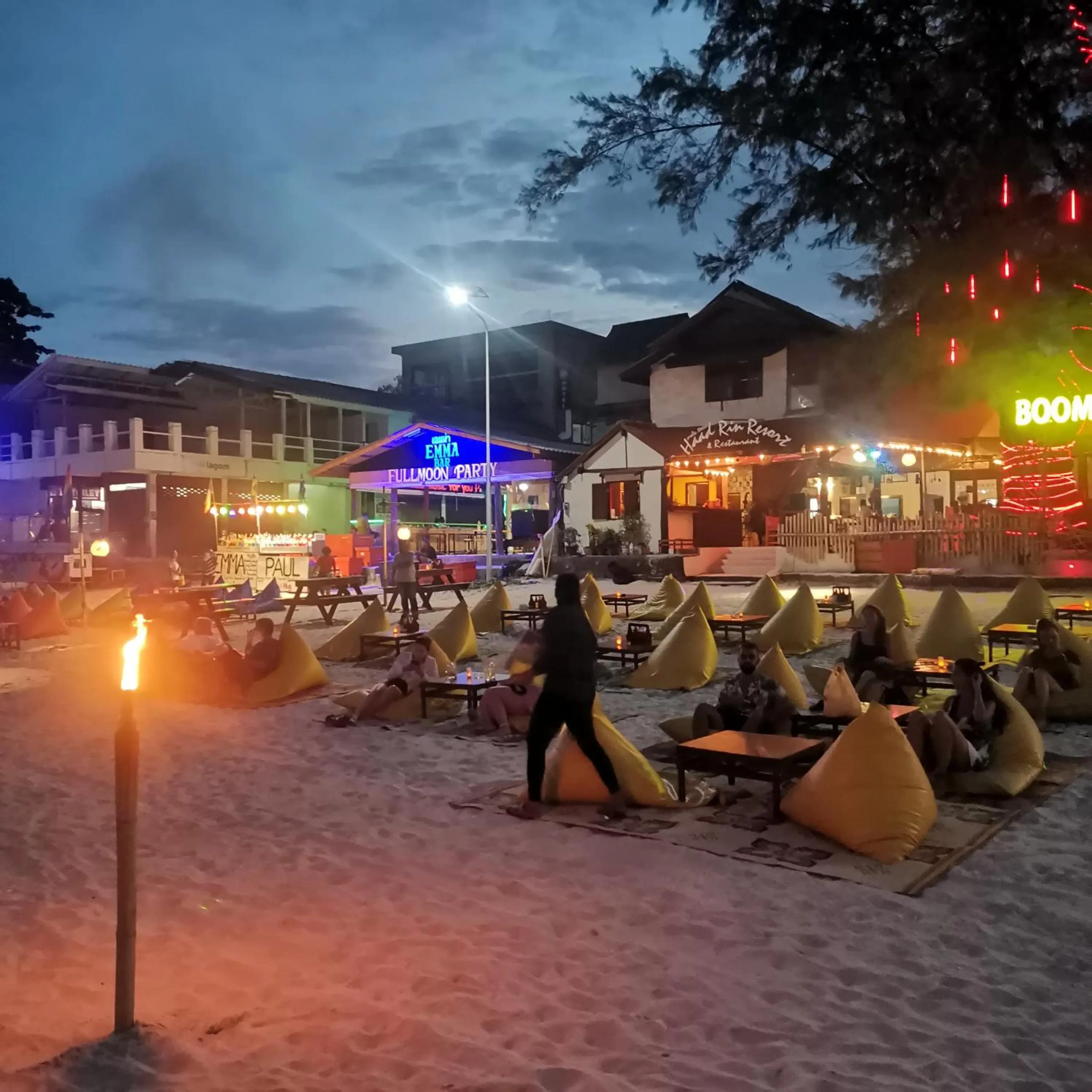 People in Haadrin village Fullmoon