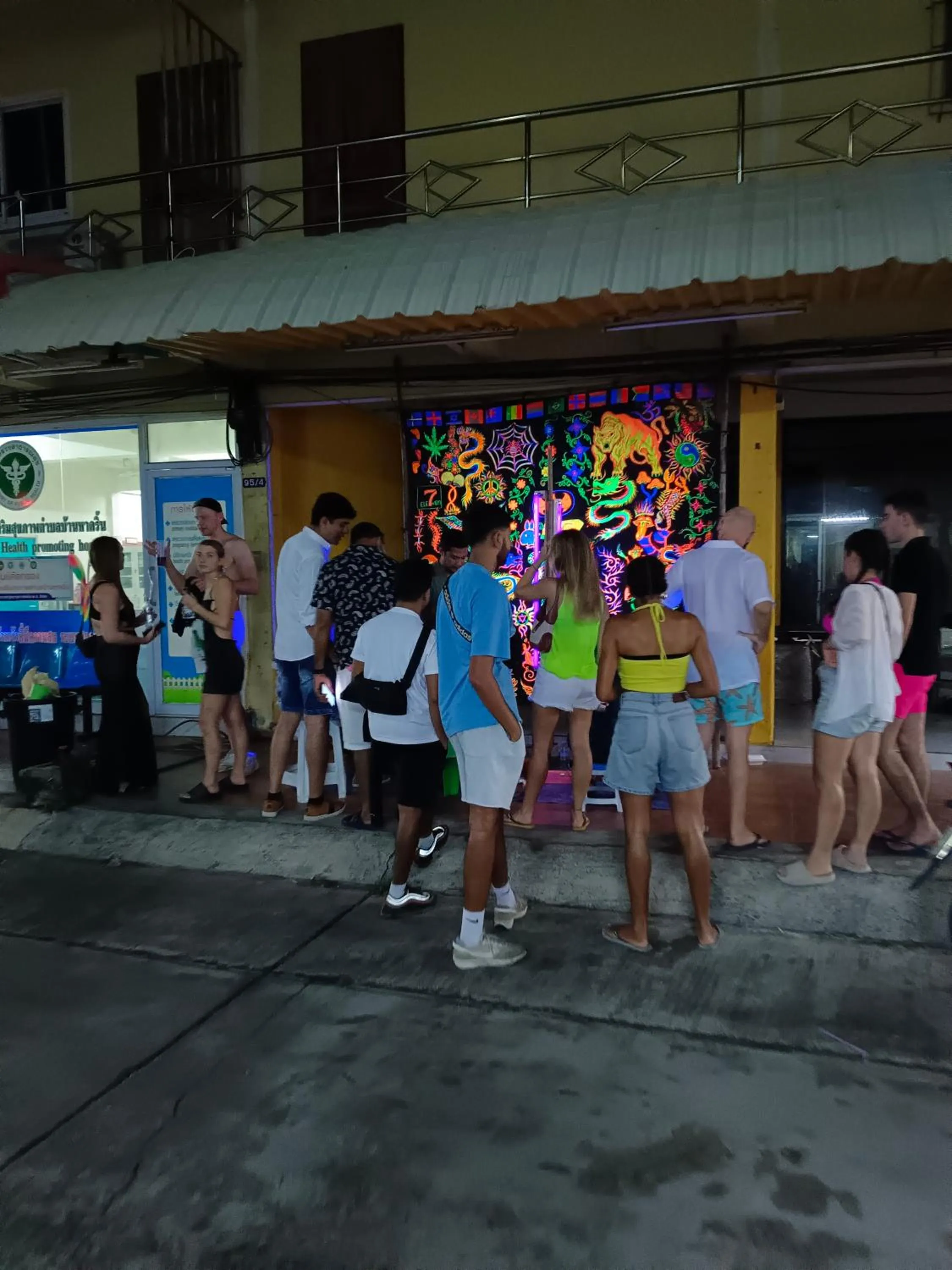 group of guests in Haadrin village Fullmoon