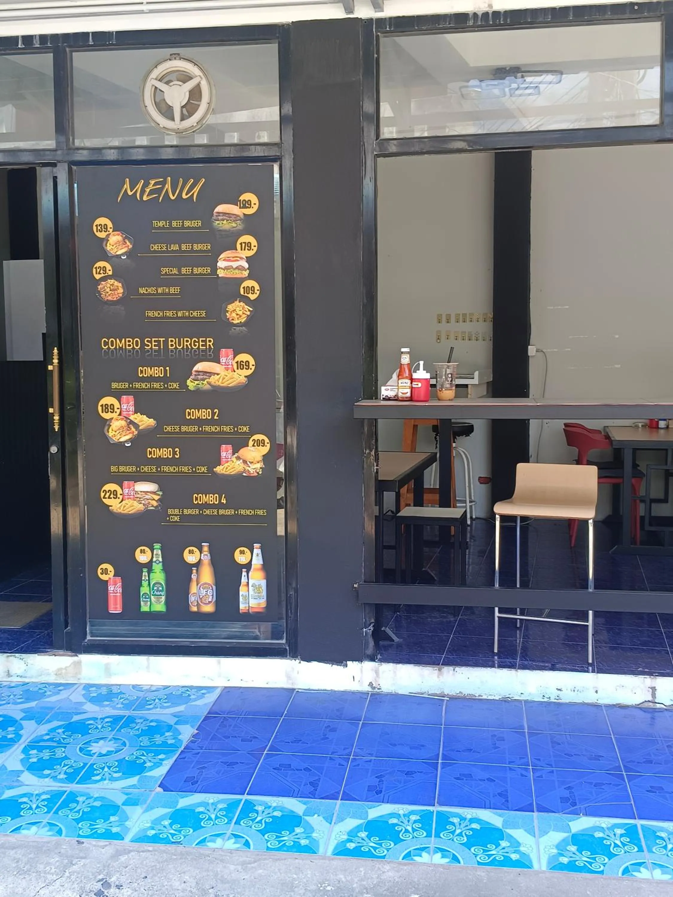 Food and drinks in Haadrin village Fullmoon