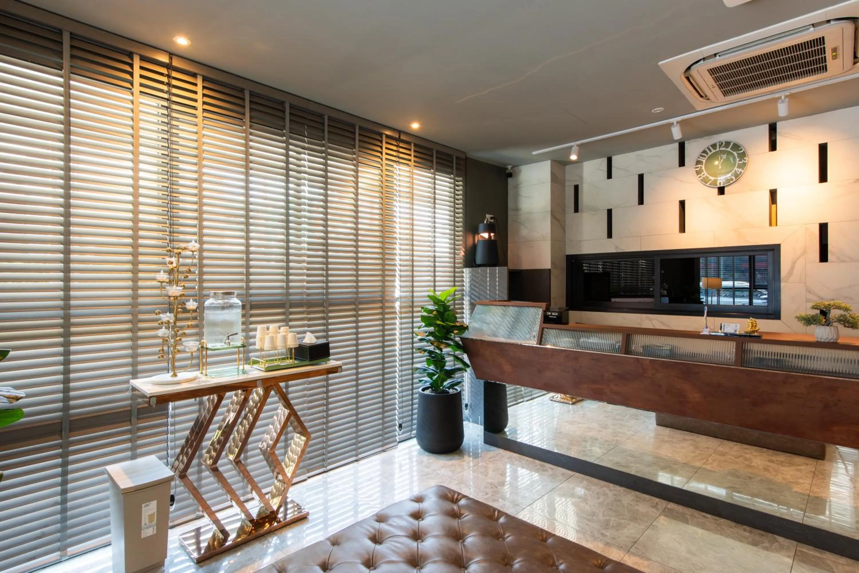 Drinks in Hi Sotel Victory Monument