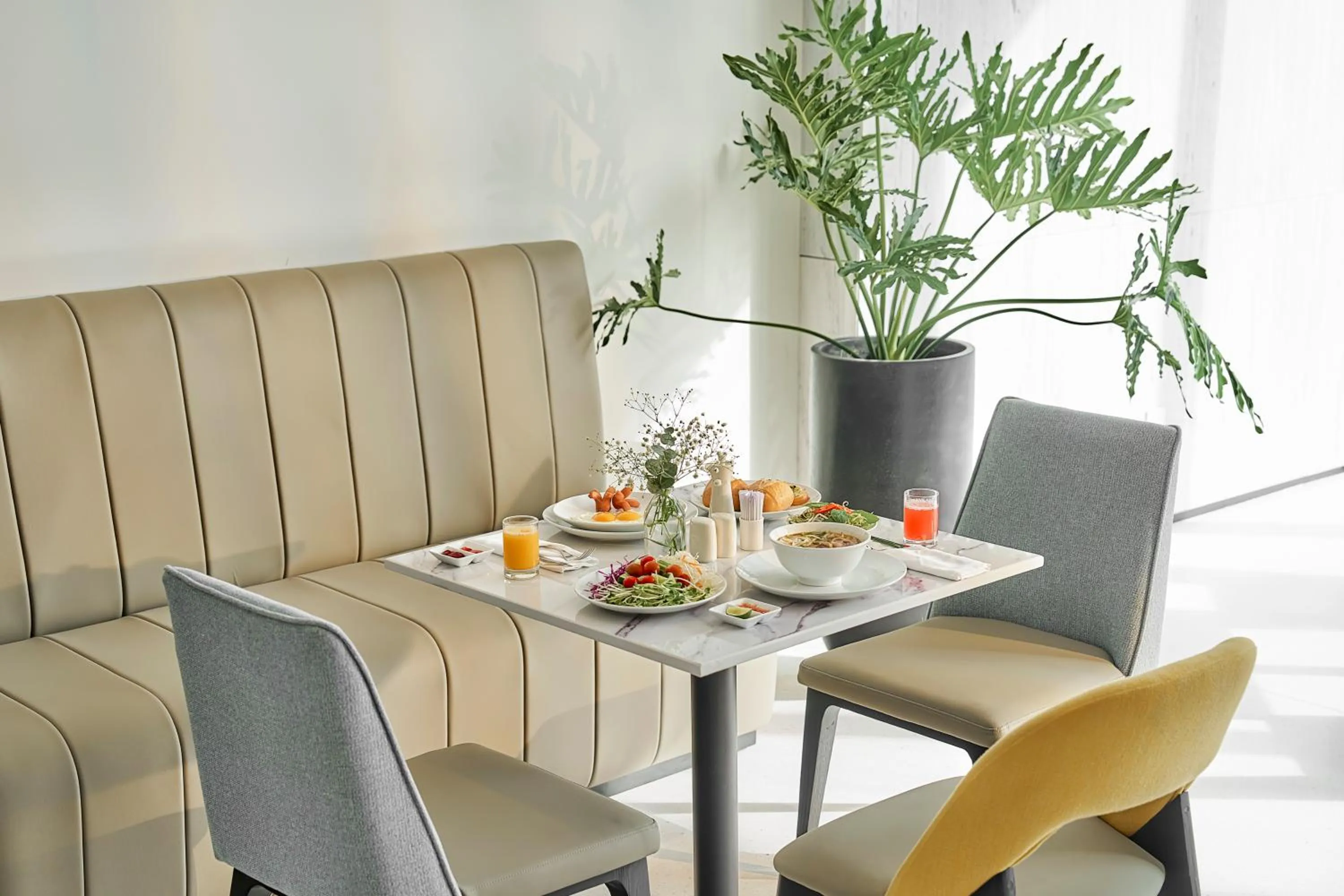 Restaurant/places to eat in December Hotel