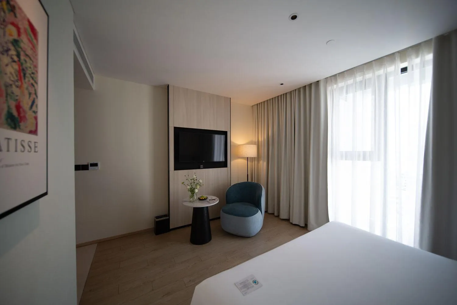 Seating area, Bed in December Hotel