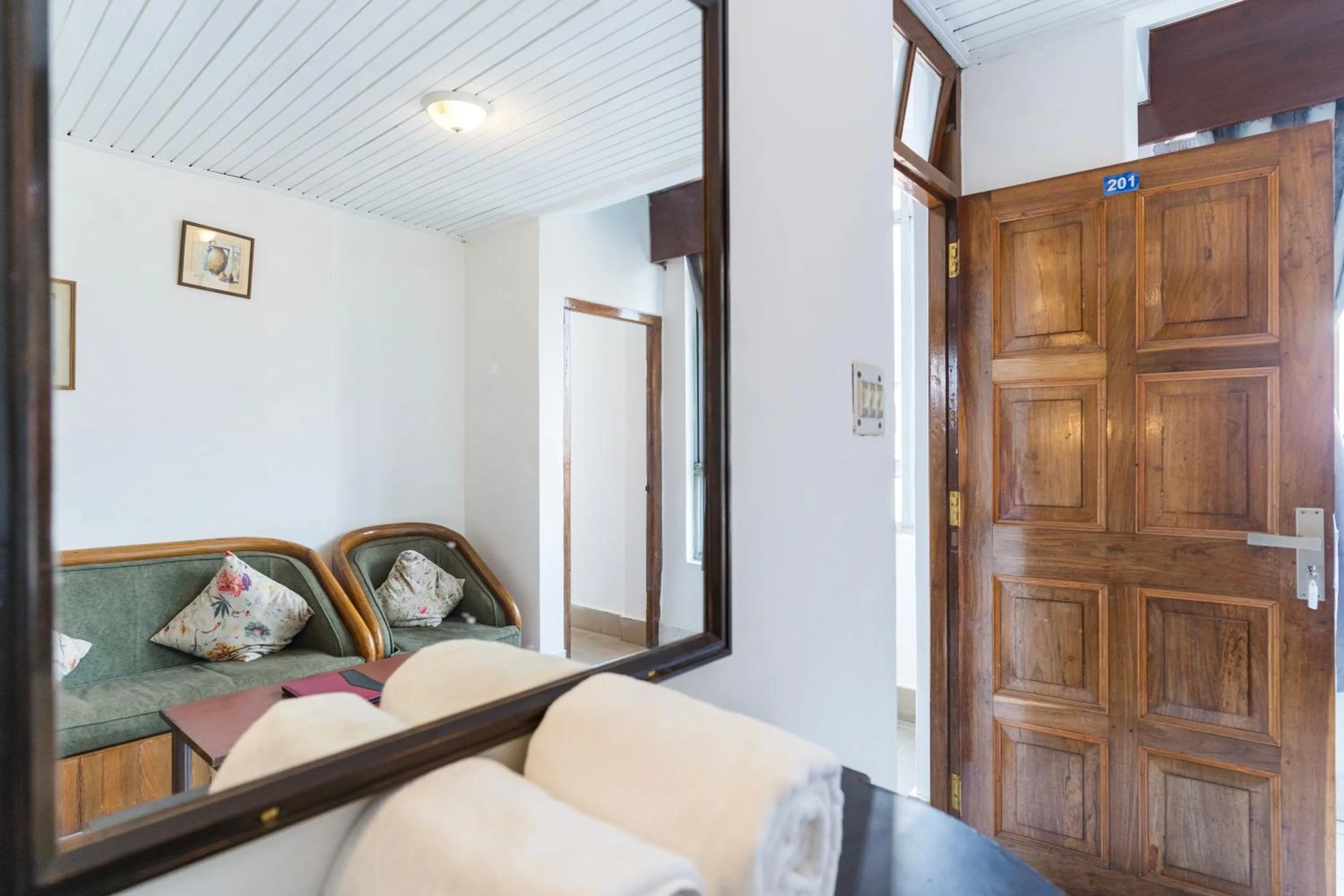 wardrobe, Bed in Sharolyn Boutique Hotel