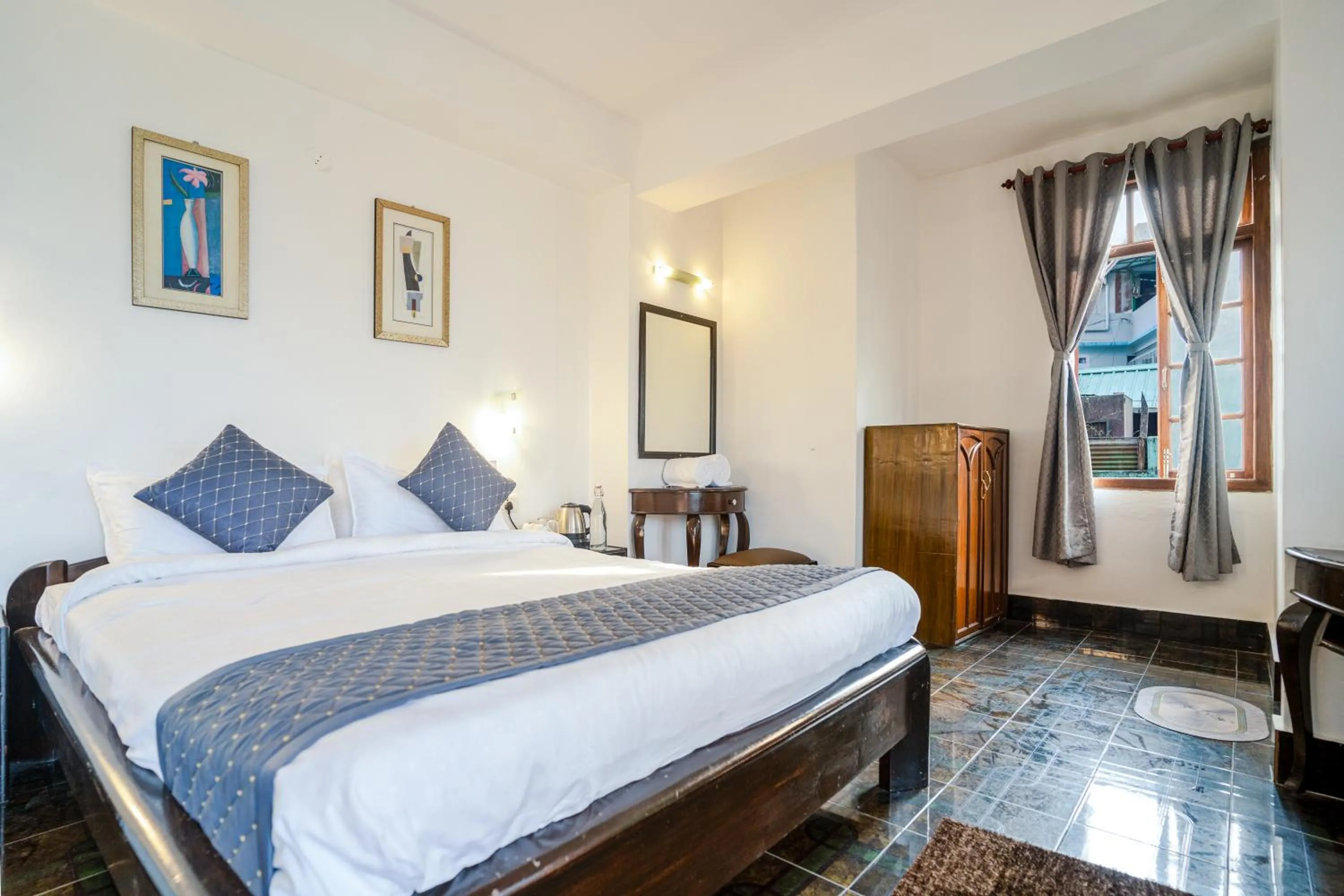 Bed in Sharolyn Boutique Hotel