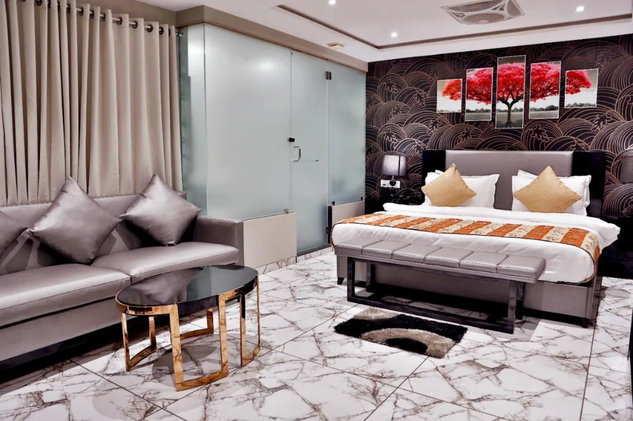 Photo of the whole room in Hotel Kings Heritage Surat