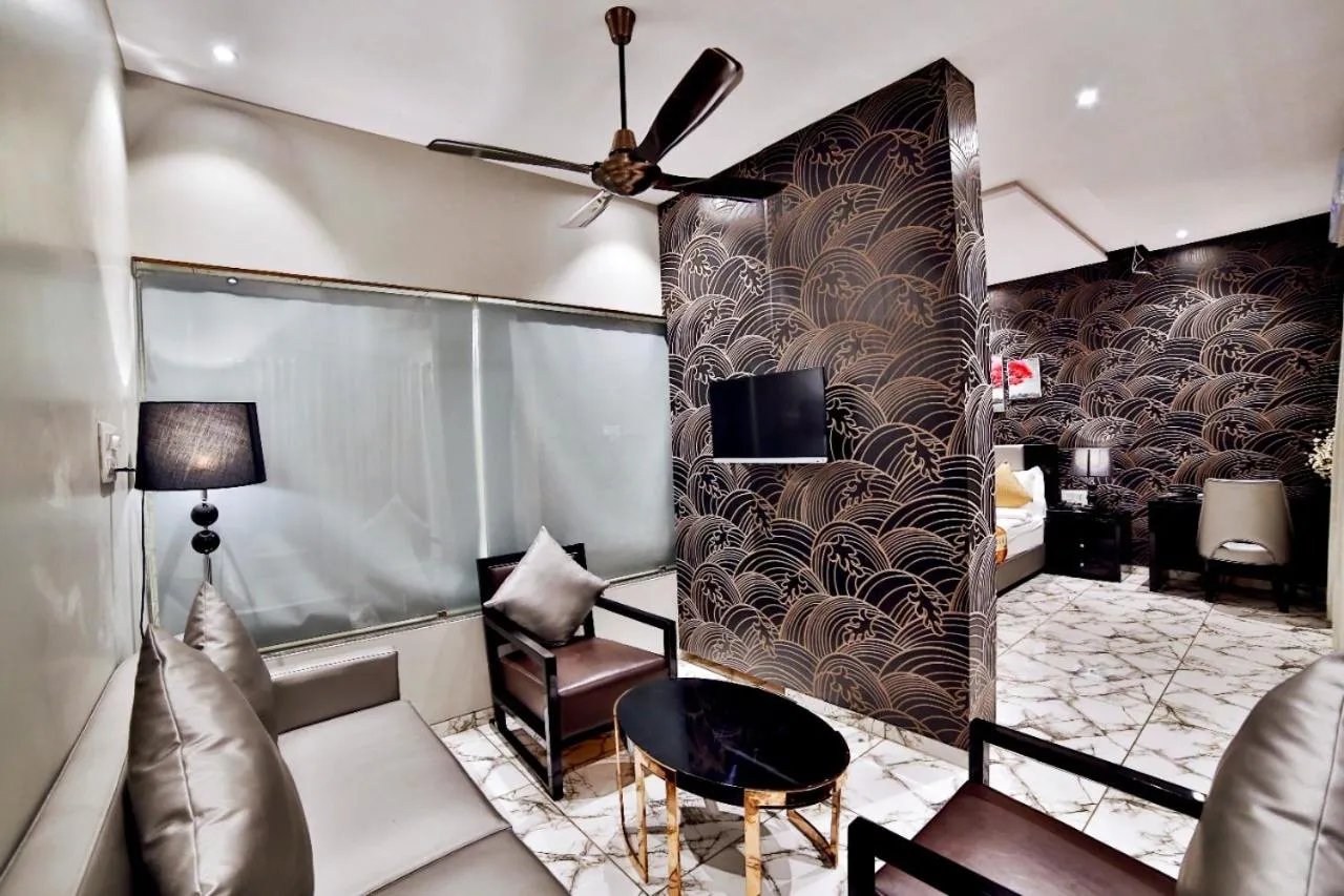 Communal lounge/ TV room in Hotel Kings Heritage Surat