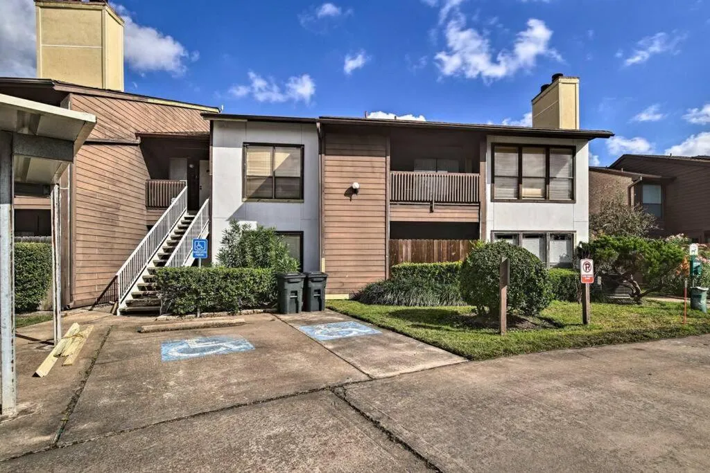 Houston-Med Center NRG Area 2B-2B All Inclusive