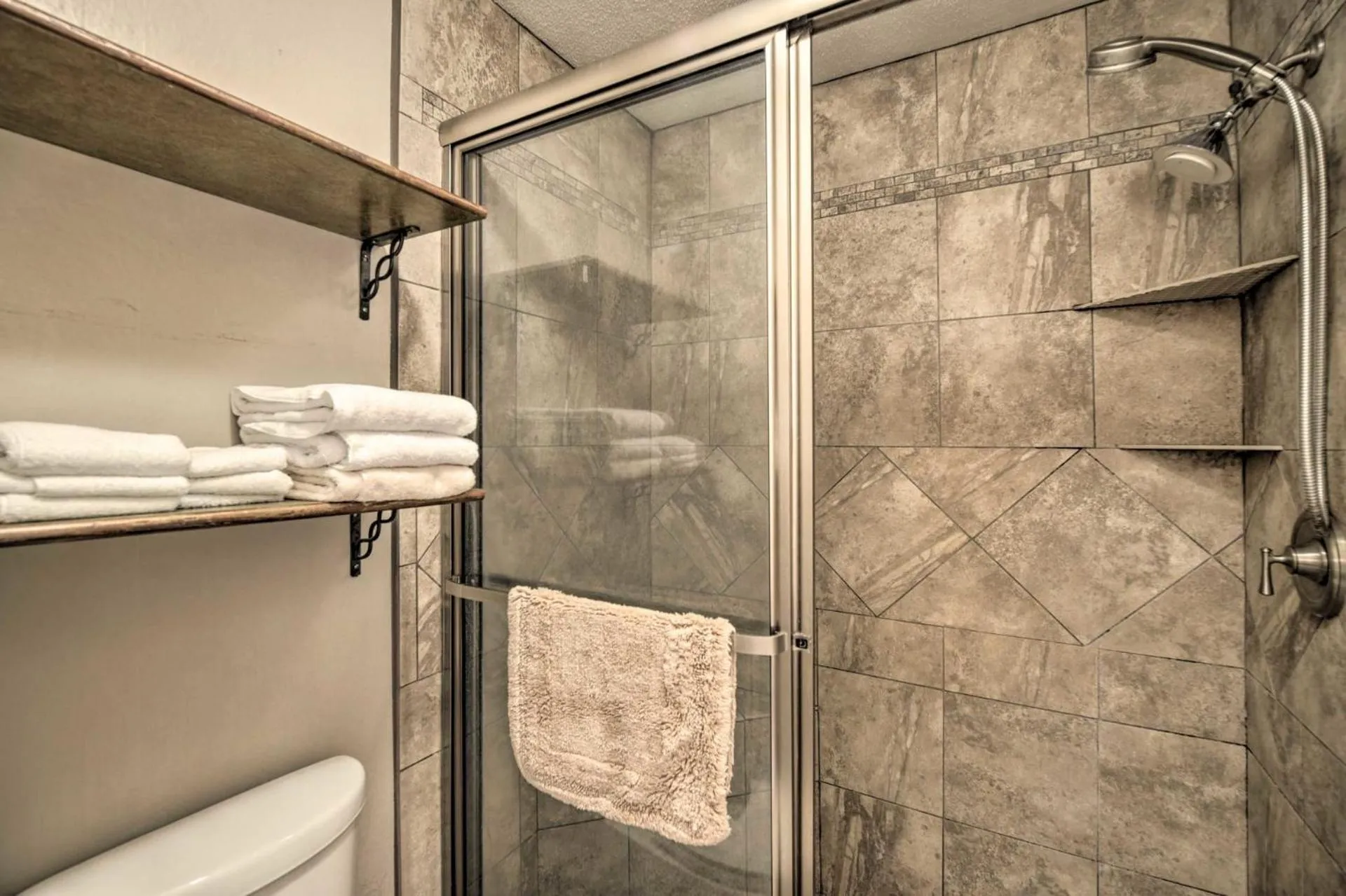 Shower in Houston-Med Center NRG Area 2B-2B All Inclusive