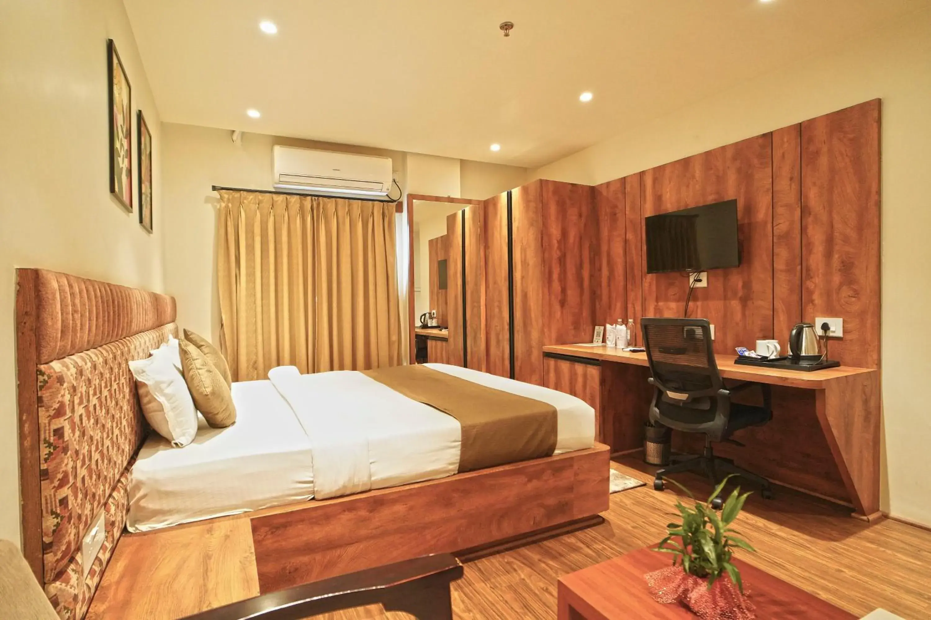 Deluxe King Room in Hotel Ekta International !! 300 Mts From BABA BAIDYANATH DHAM TEMPLE !! Deluxe King Room in Hotel Ekta International !! 300 Mts From BABA BAIDYANATH DHAM TEMPLE !!