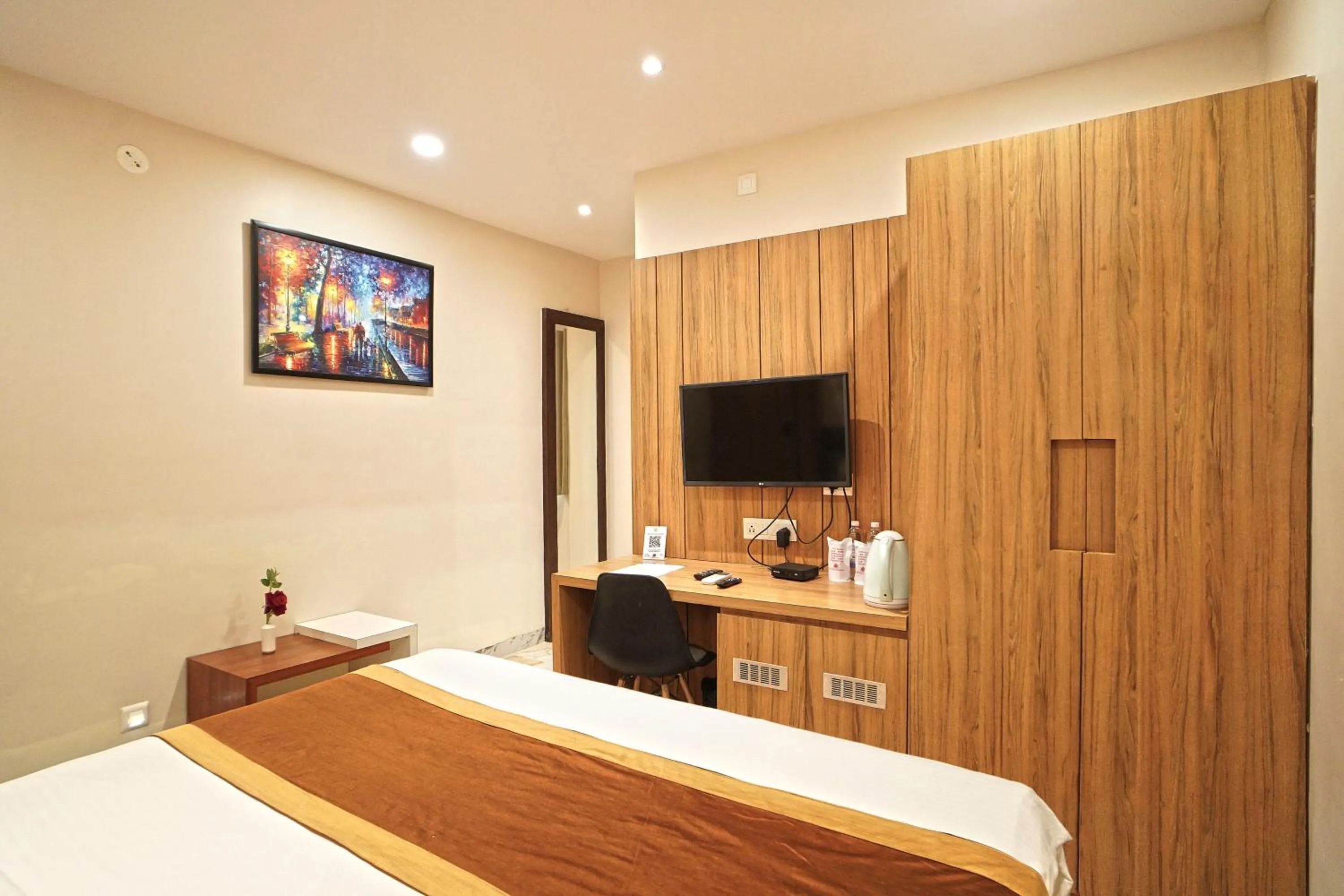 Communal lounge/ TV room, Bed in Hotel Ekta International !! 300 Mts From BABA BAIDYANATH DHAM TEMPLE !!