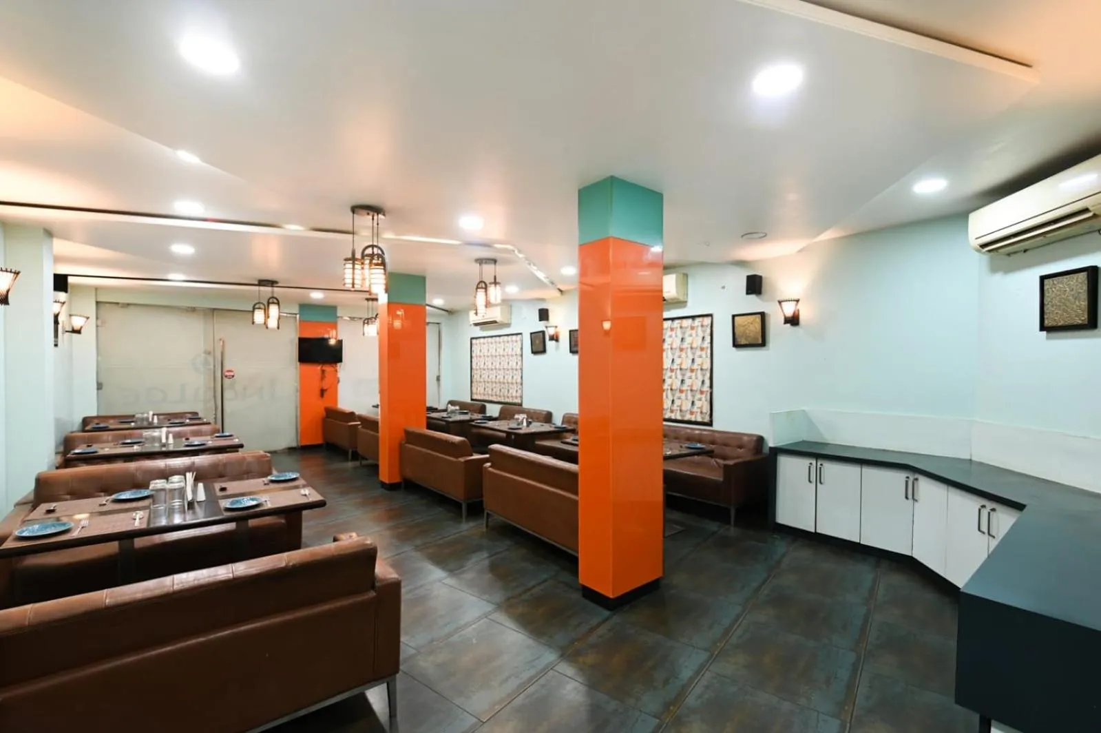 Restaurant/places to eat in Hotel The Sudesh