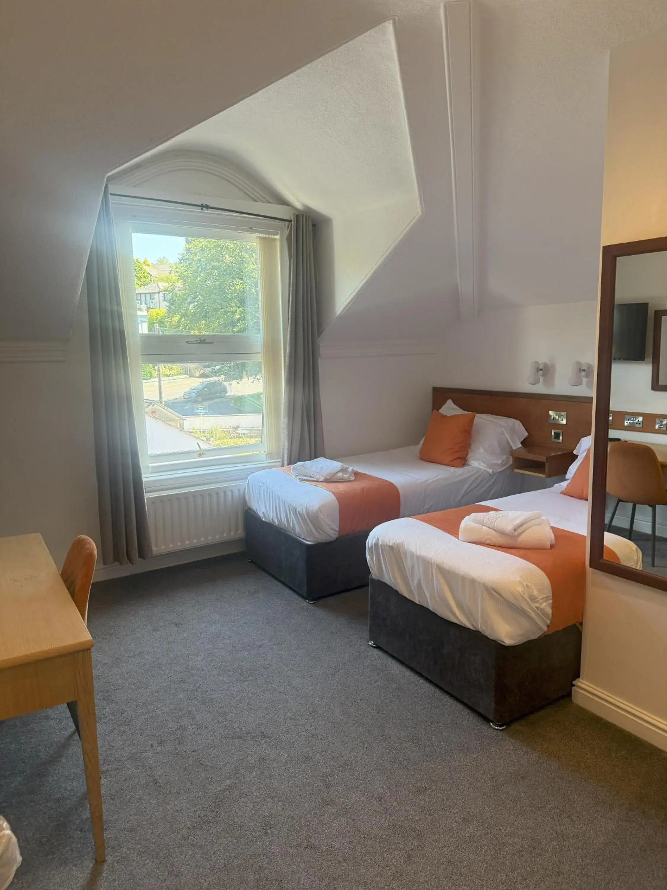 Twin Room with Private Bathroom in Chase Hotel Twin Room with Private Bathroom in Chase Hotel