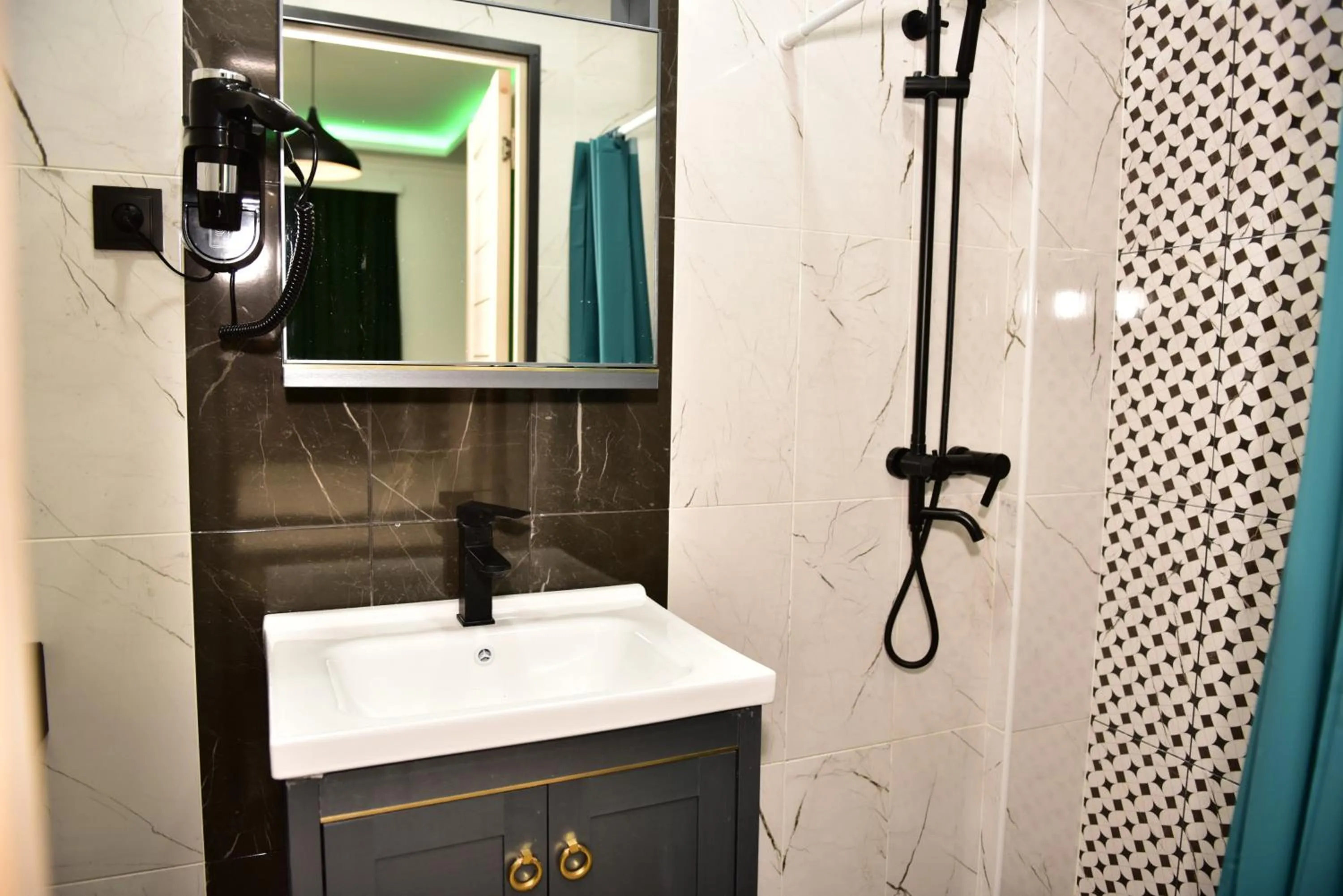 Shower in La Casa Hotel Yerevan