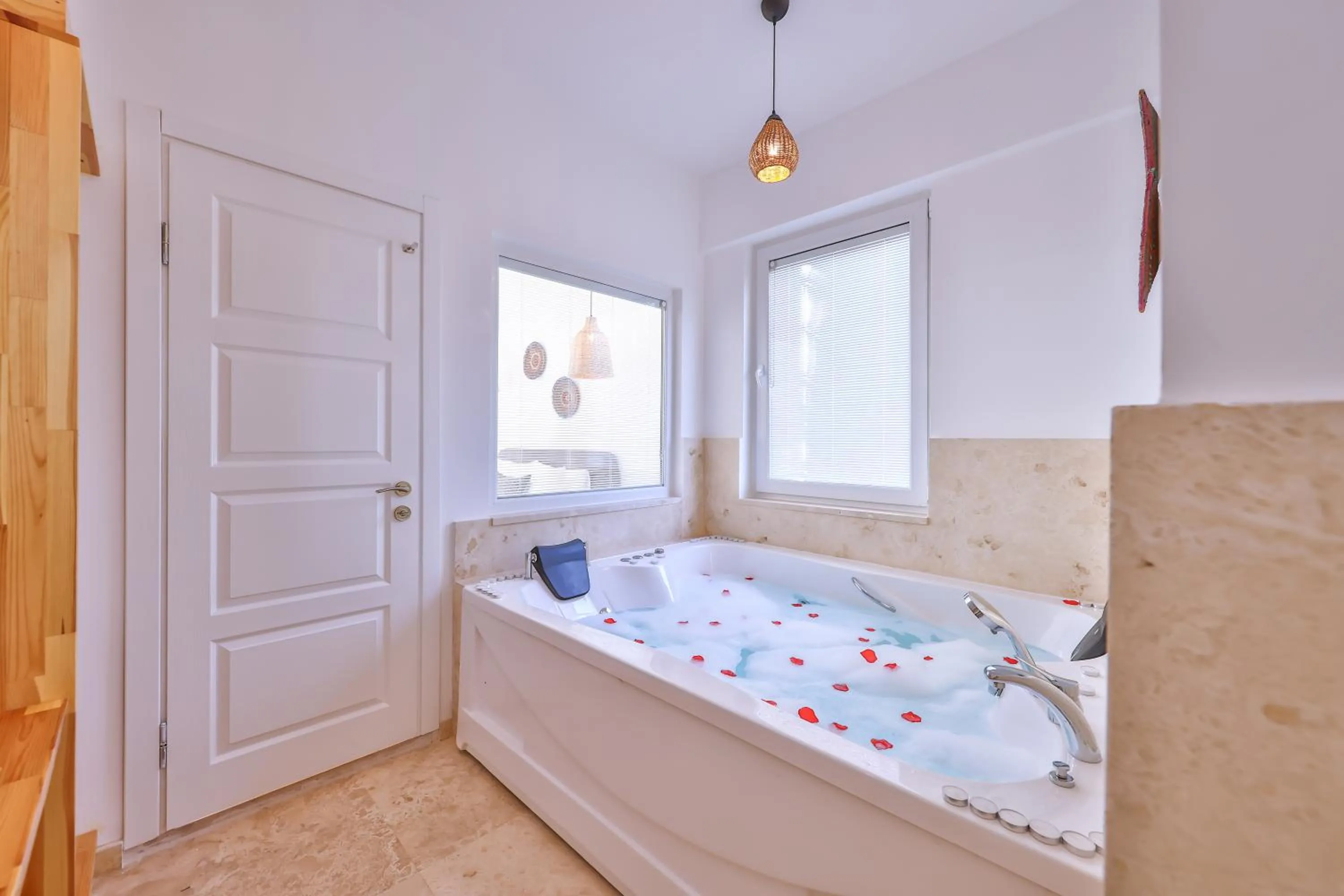 Hot Tub, Bed in Villa Ay