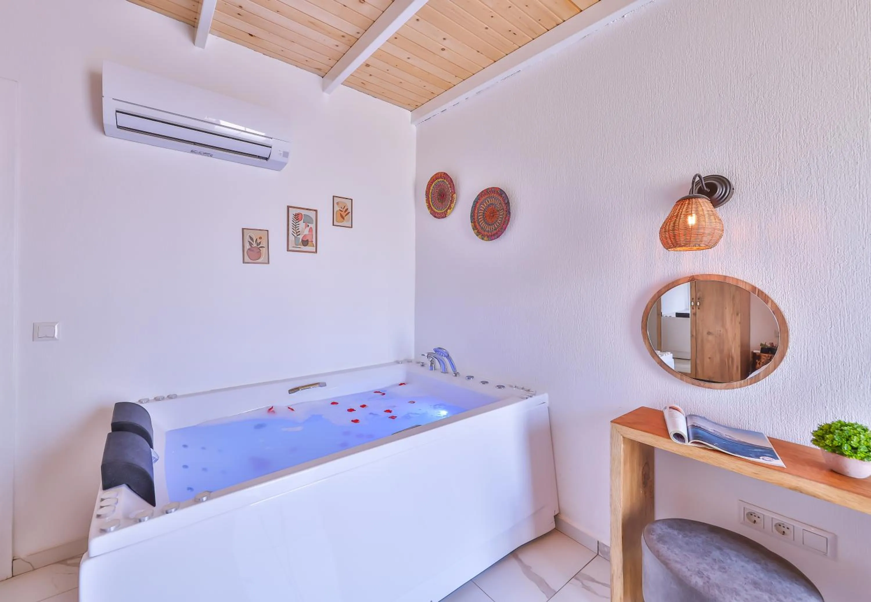 Hot Tub, Bed in Villa Ay