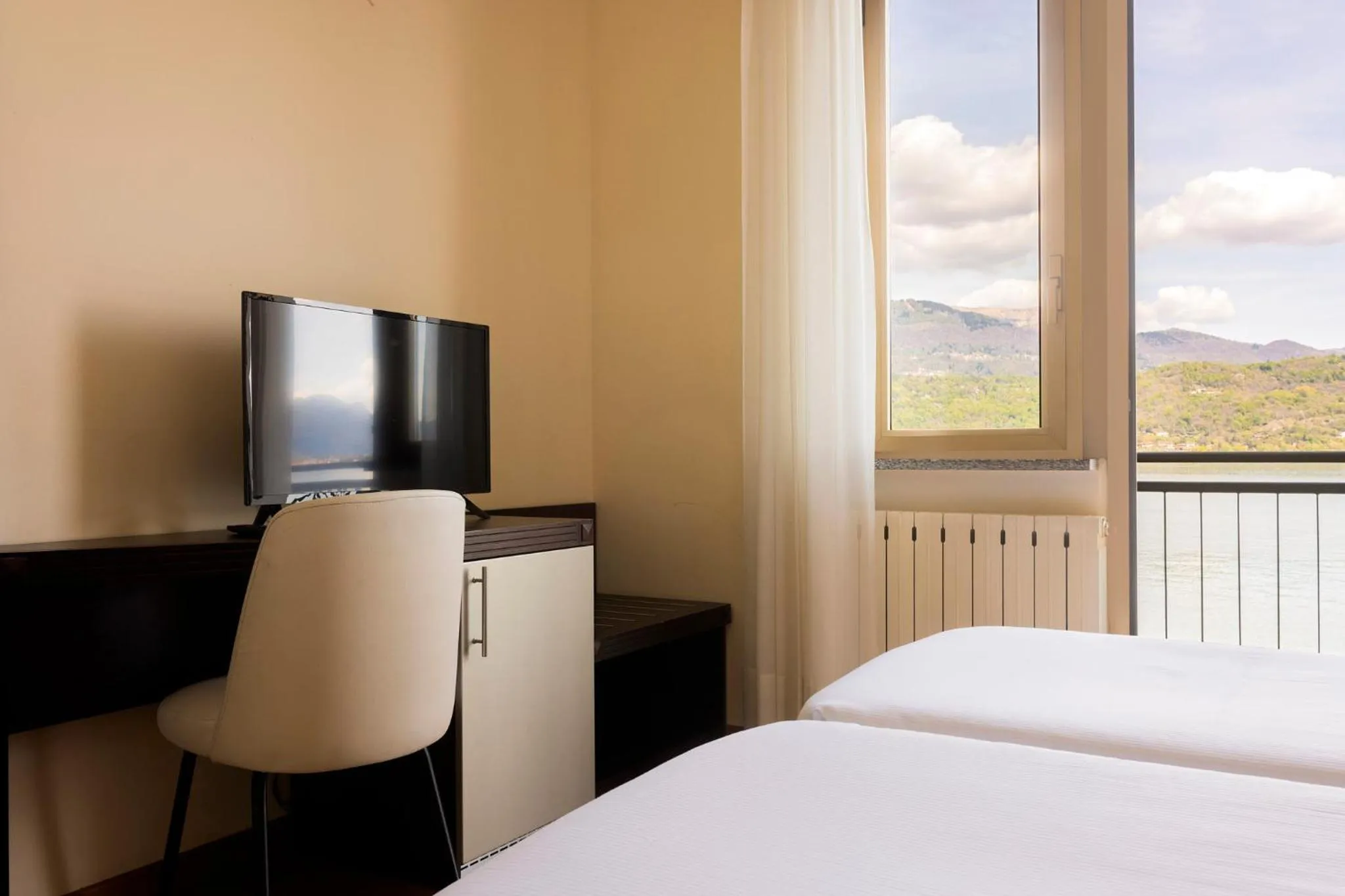 View (from property/room), Bed in Hotel Carillon