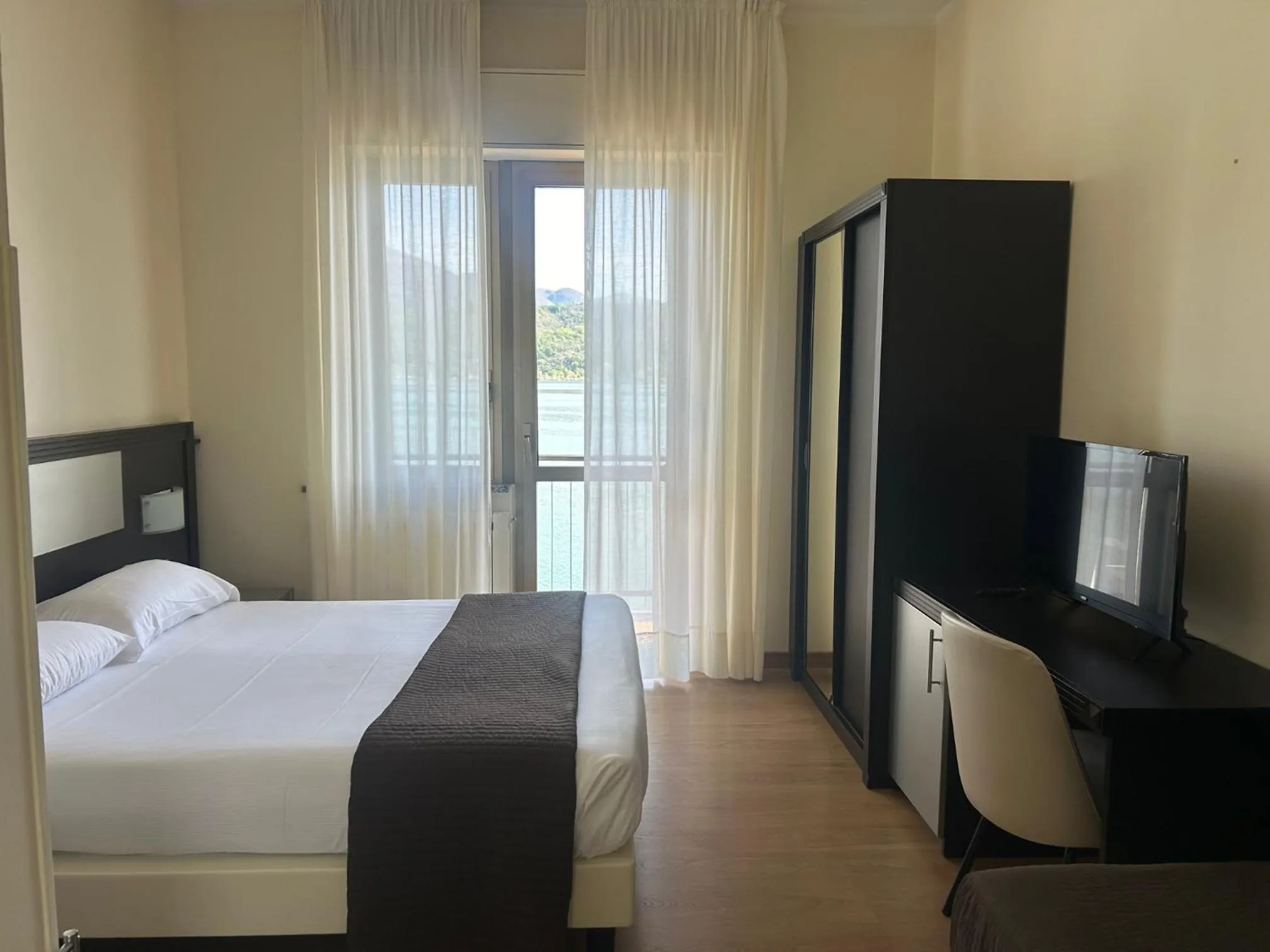 Bed in Hotel Carillon