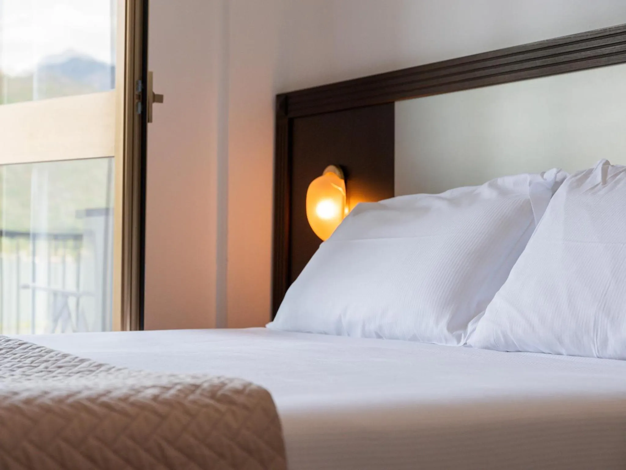 Bed in Hotel Carillon