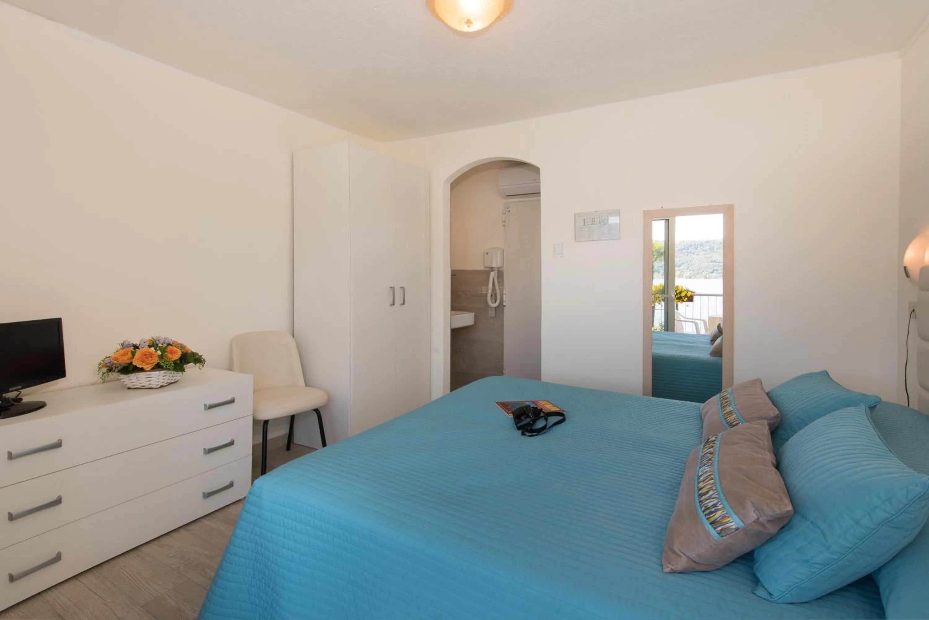 View (from property/room), Bed in Hotel Carillon