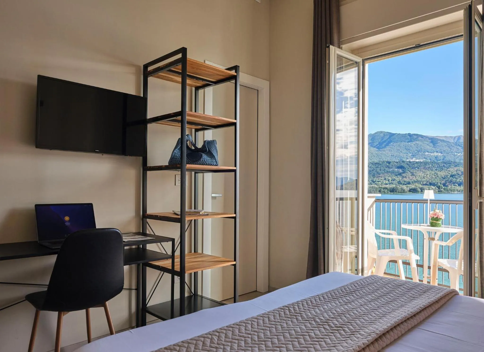 Bed in Hotel Carillon