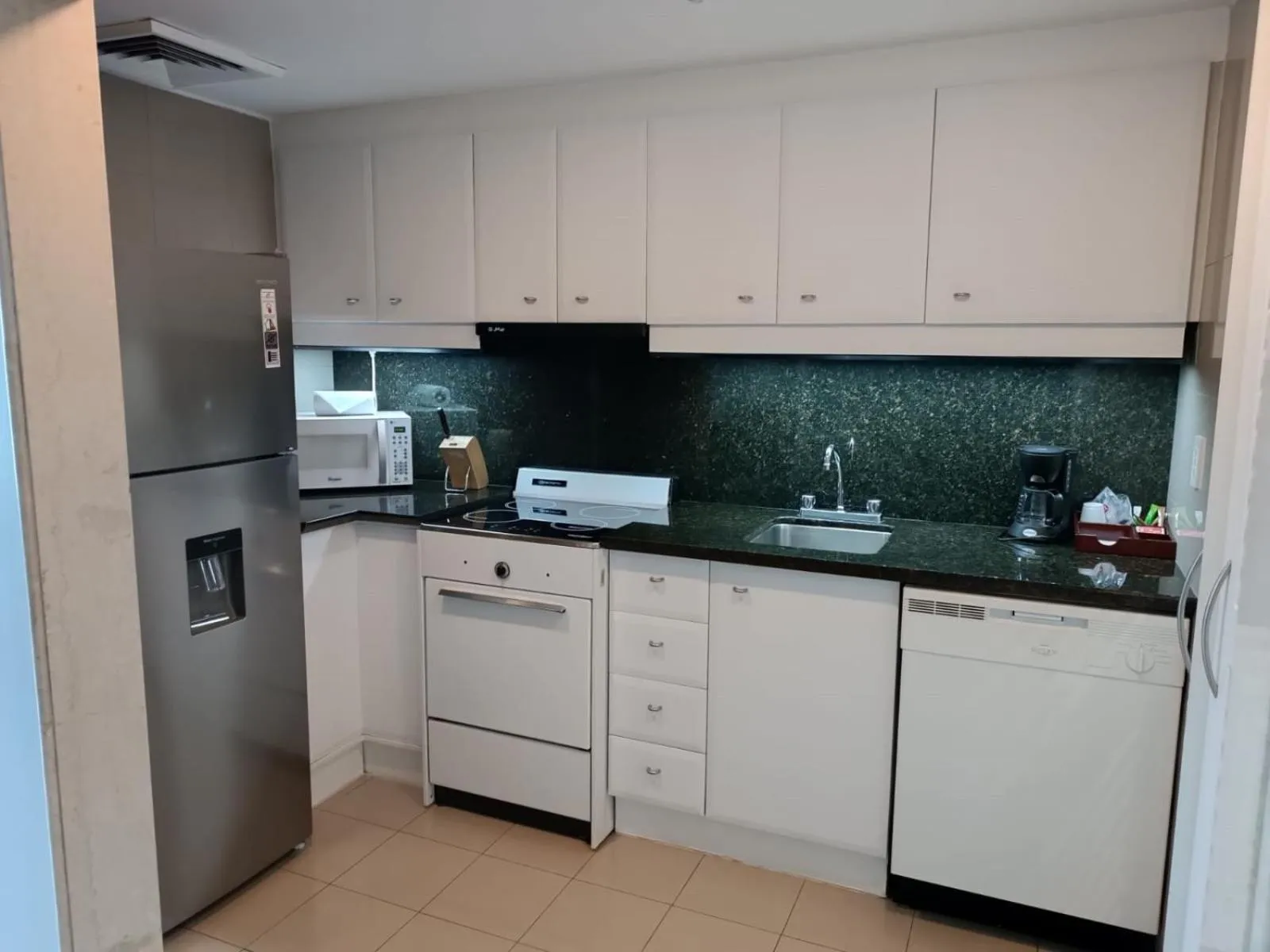 Kitchen or kitchenette in Aparta Hotel Torres de Suites