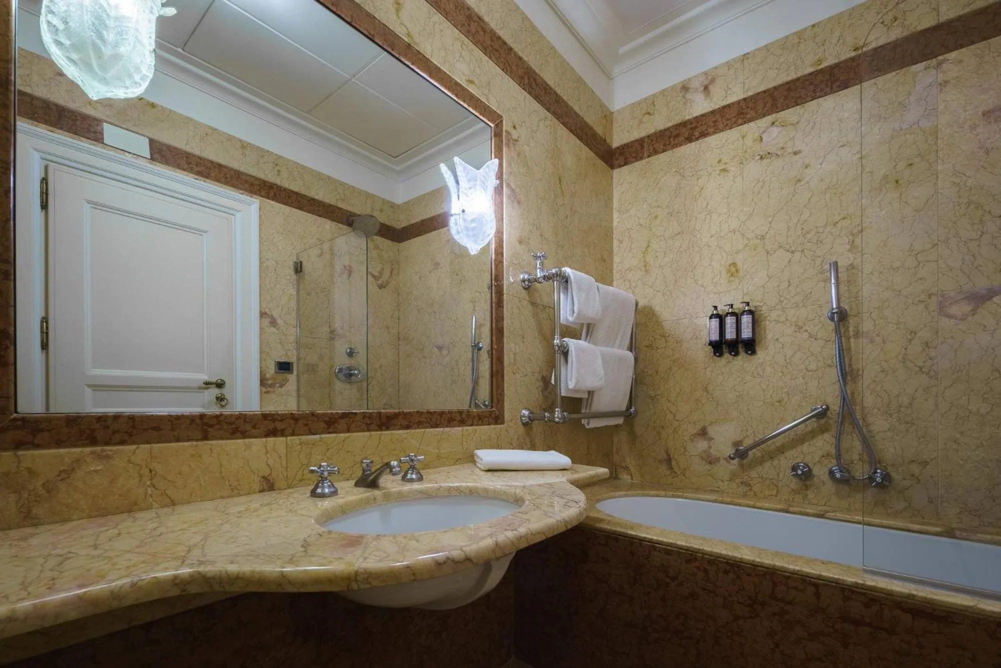 Bath in Eurostars Hotel Excelsior