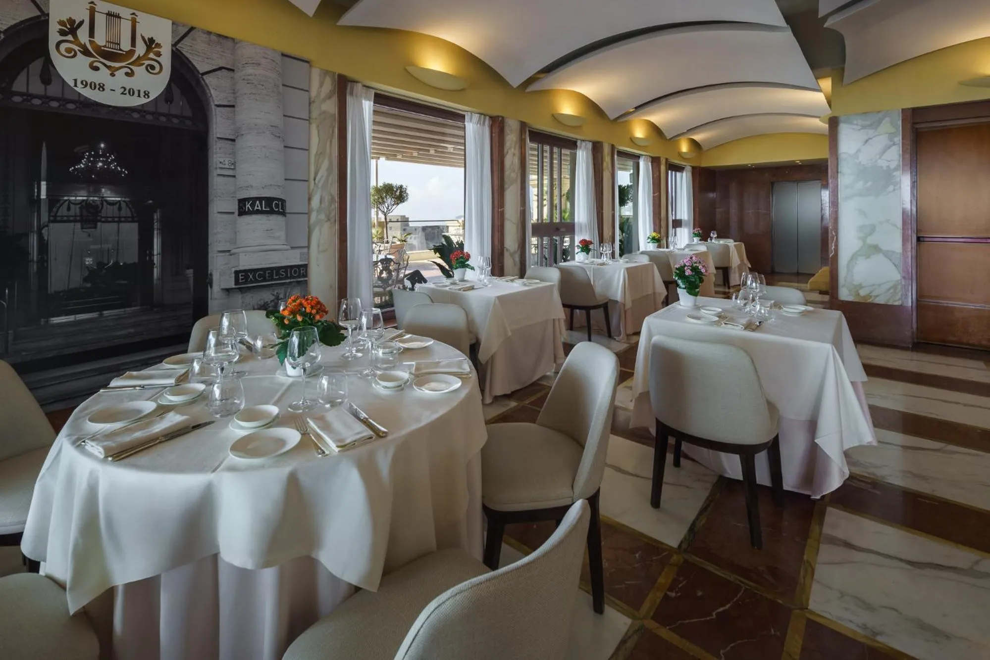 Restaurant/places to eat in Eurostars Hotel Excelsior