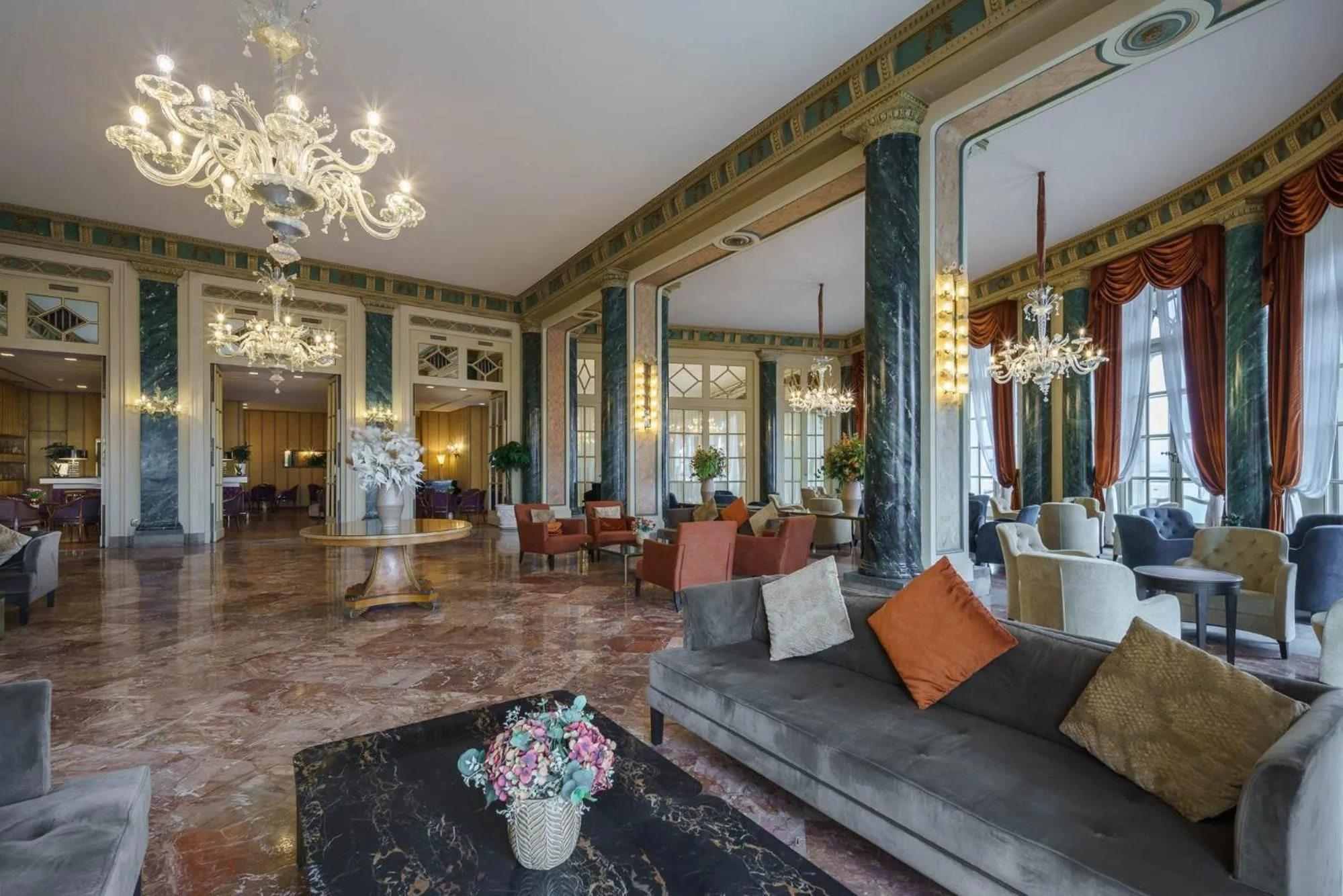 Seating area in Eurostars Hotel Excelsior