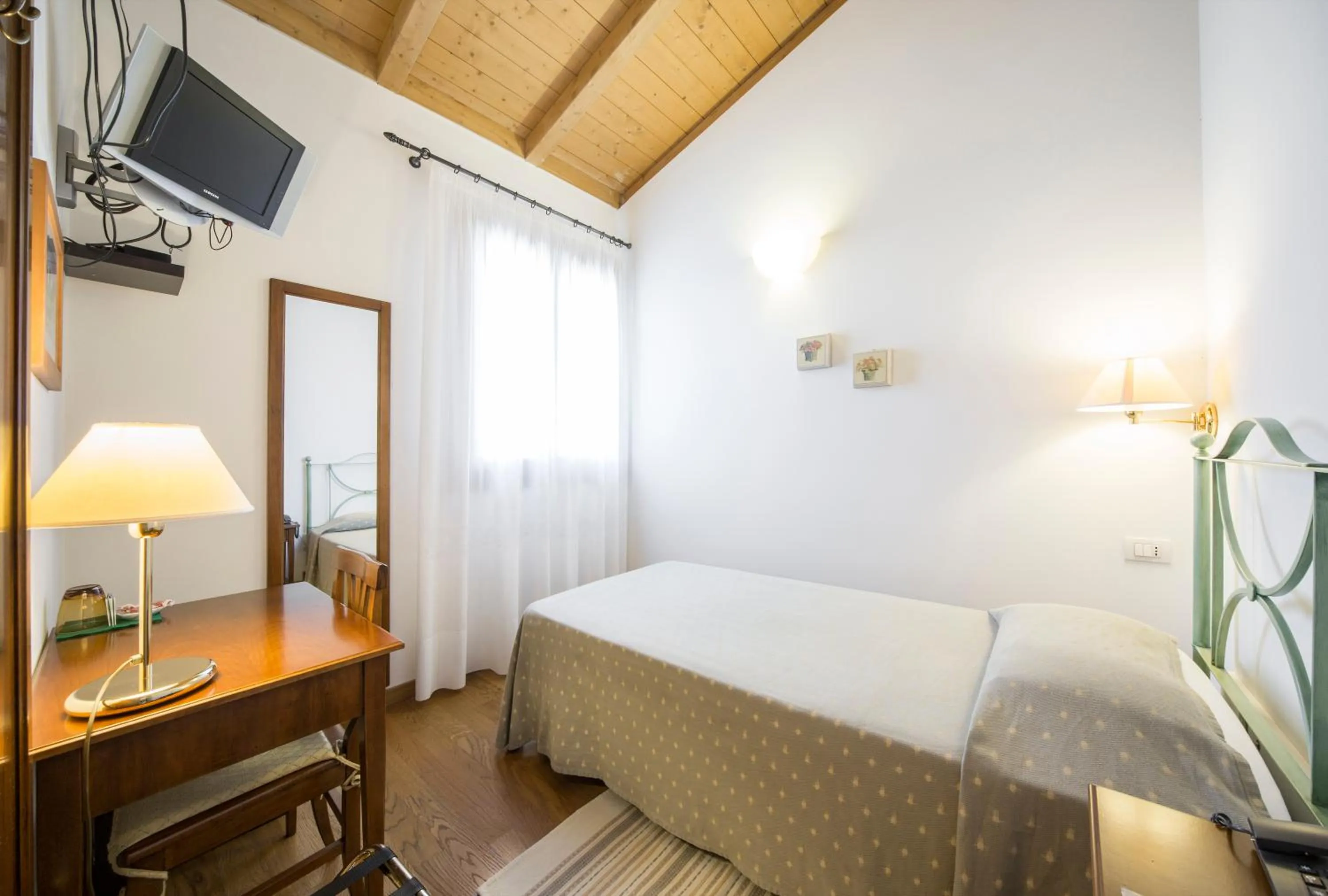 Photo of the whole room, Bed in Agriturismo Gaggioli Borgo Delle Vigne