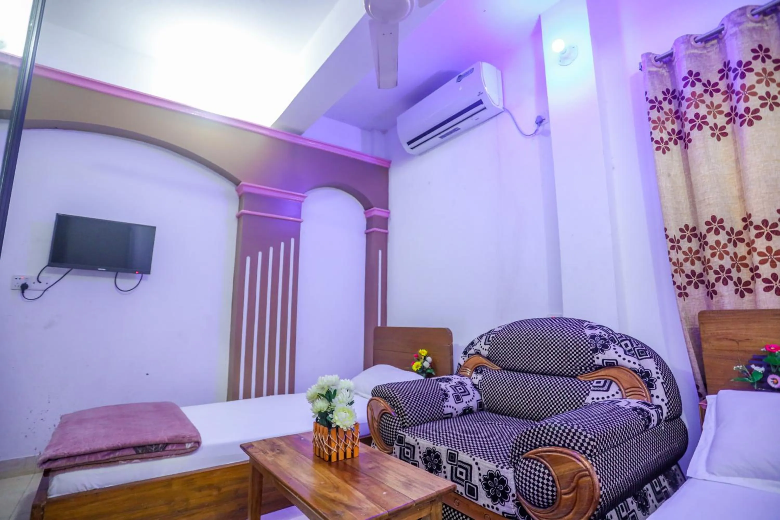 Photo of the whole room, Bed in Hotel City International Green Road