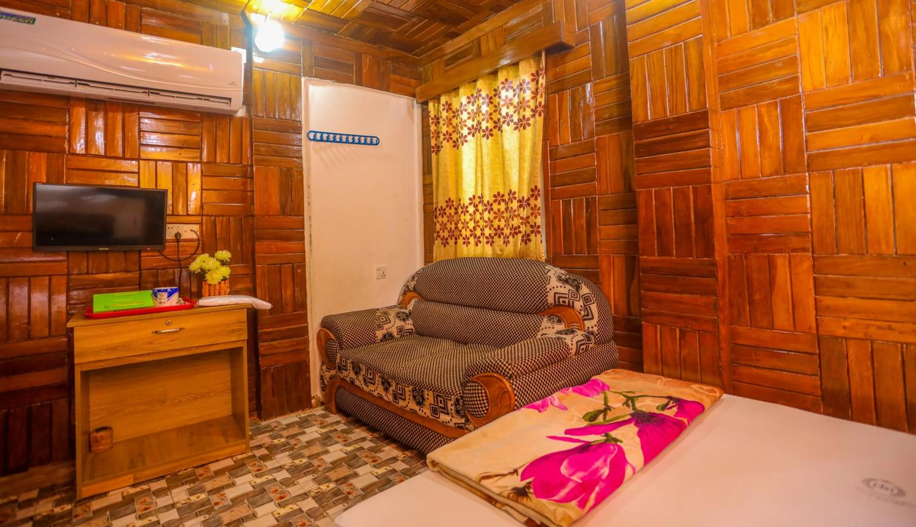 Bedroom, Bed in Hotel City International Green Road