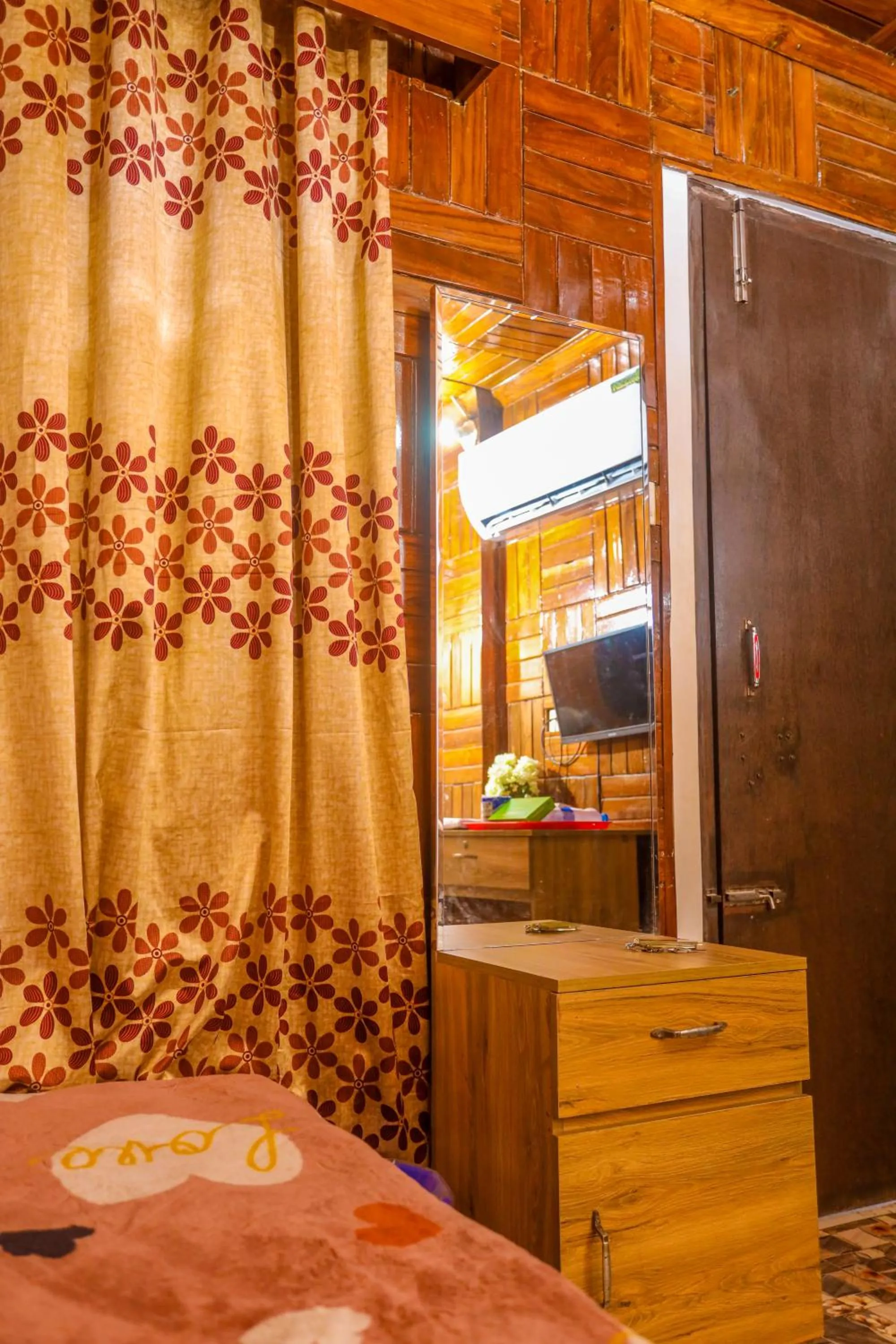 wardrobe, Bed in Hotel City International Green Road