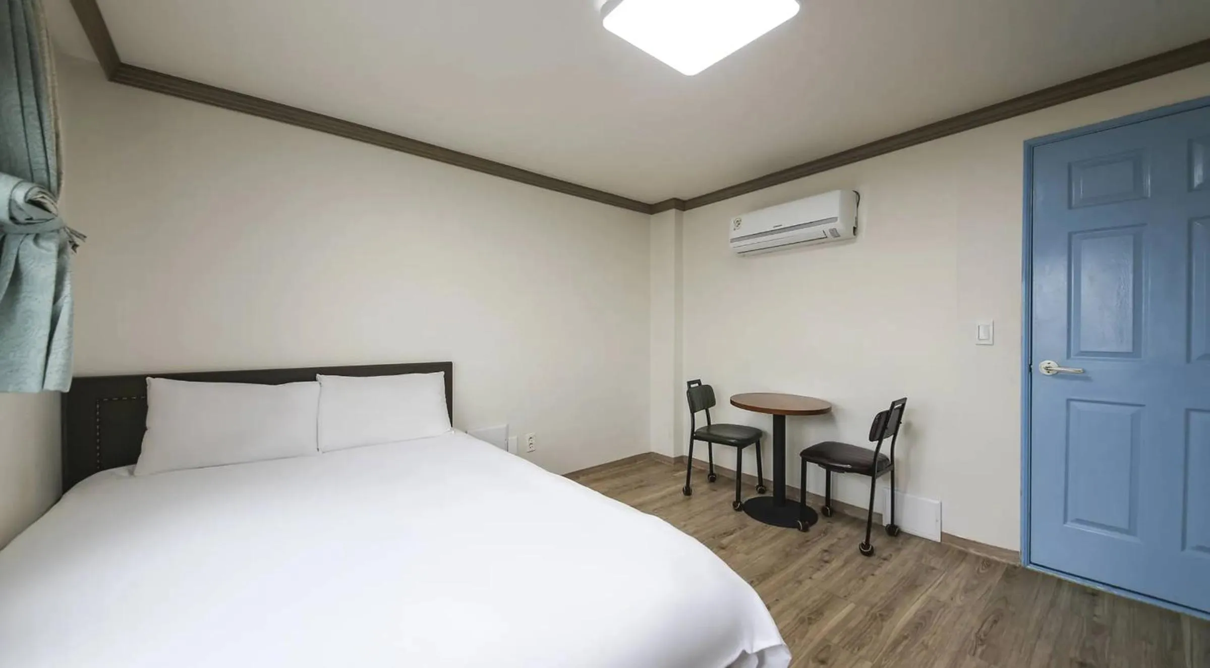 Photo of the whole room, Bed in Top Island Hotel