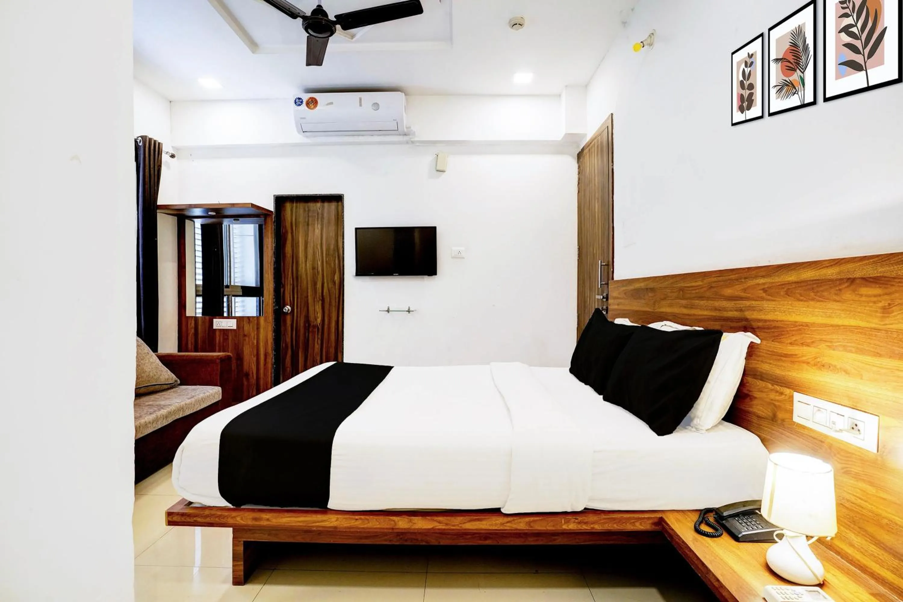 Bedroom, Bed in FabHotel The Address - Nashik Railway Station
