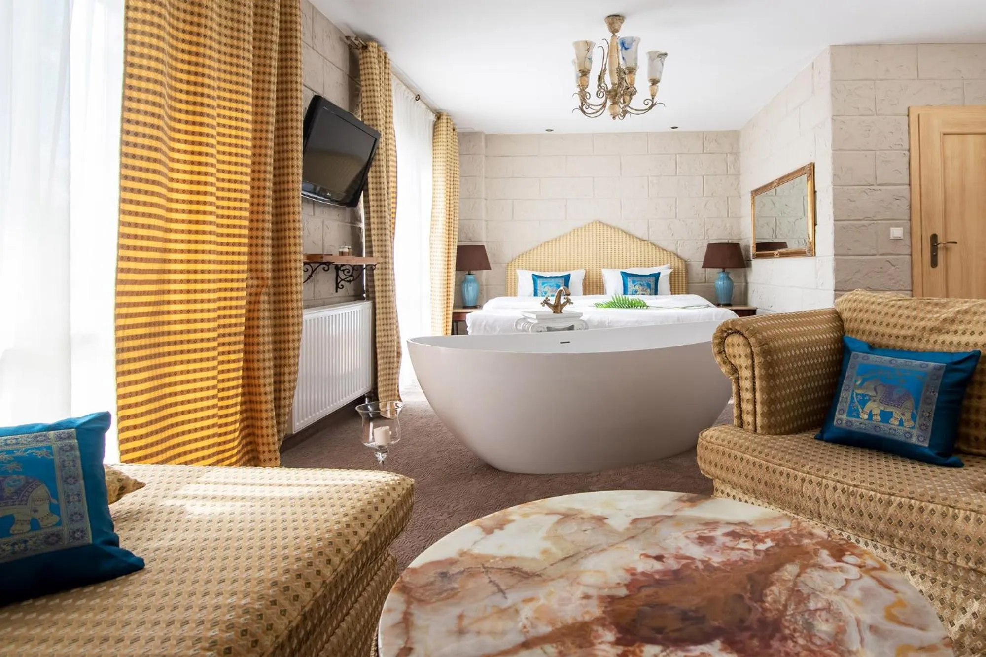 Evening entertainment, Bed in Hotel Azzun Orient SPA&Wellness