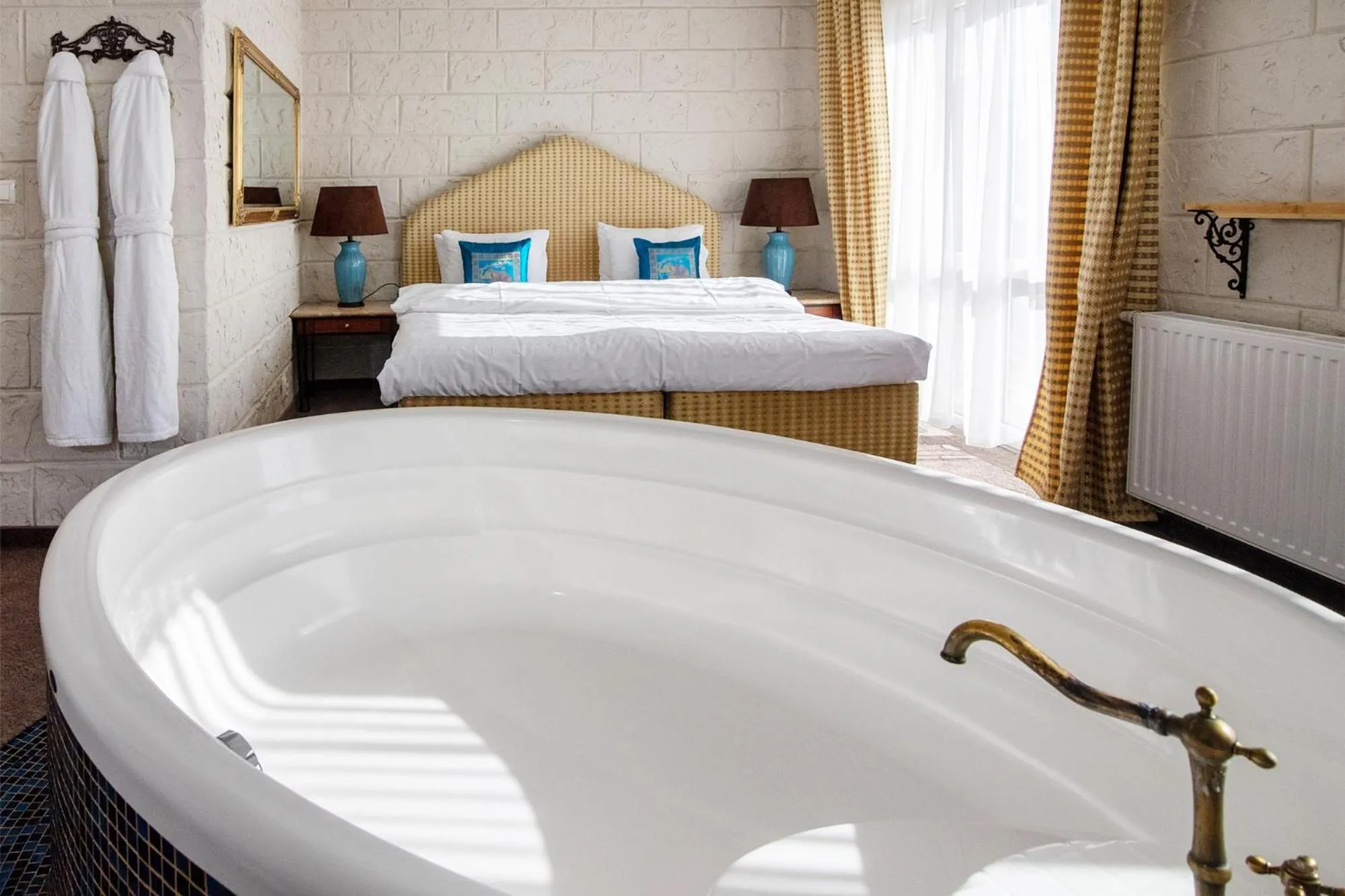 Bath, Bed in Hotel Azzun Orient SPA&Wellness