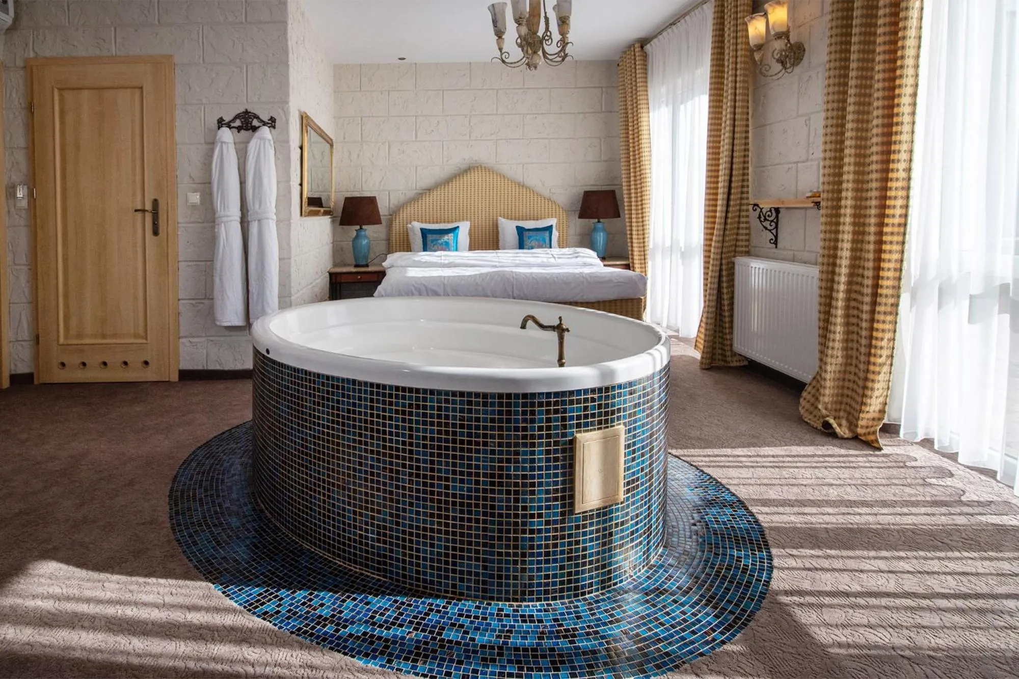 Bath, Bed in Hotel Azzun Orient SPA&Wellness