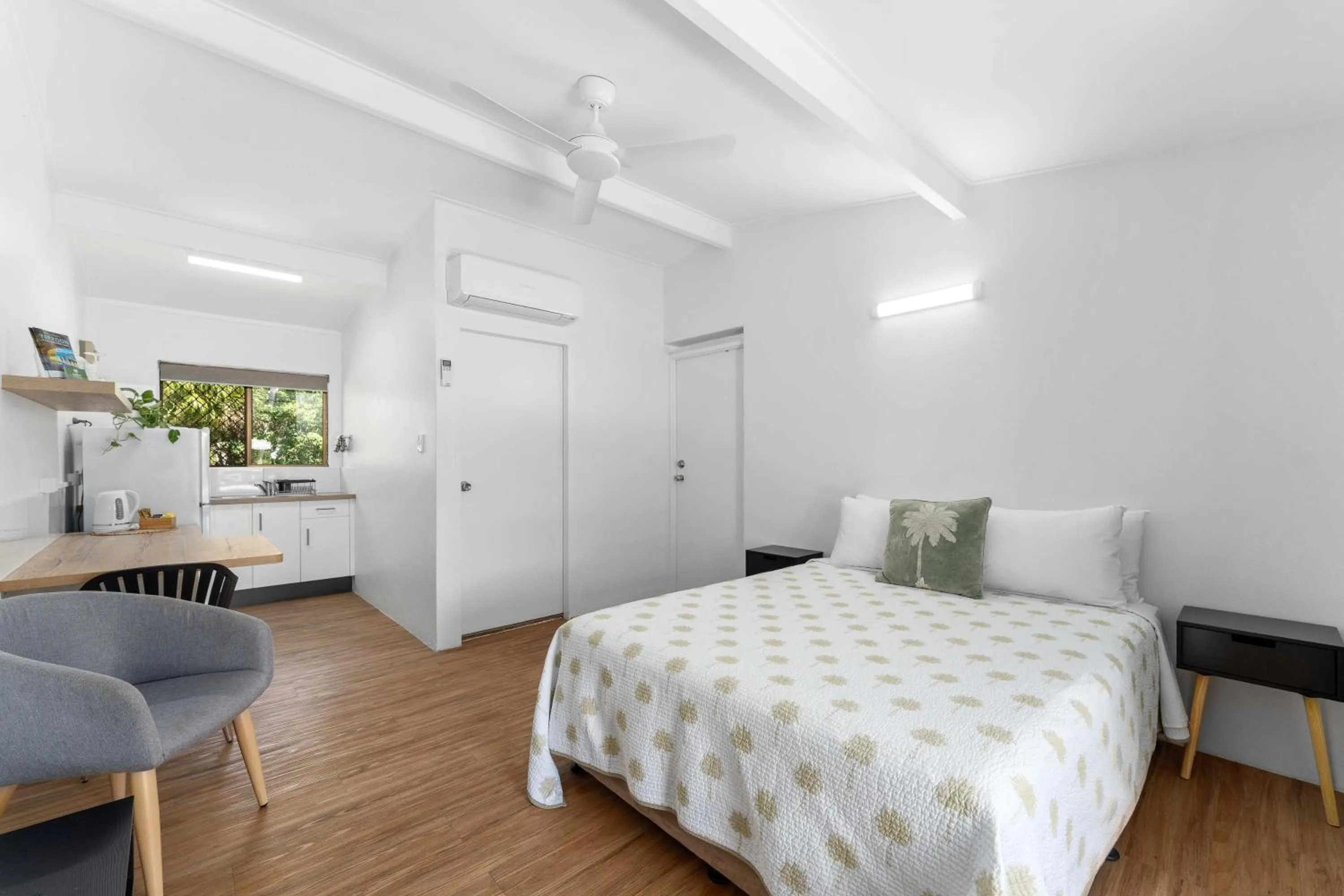 Family, Bed in Kinka Palms Motel