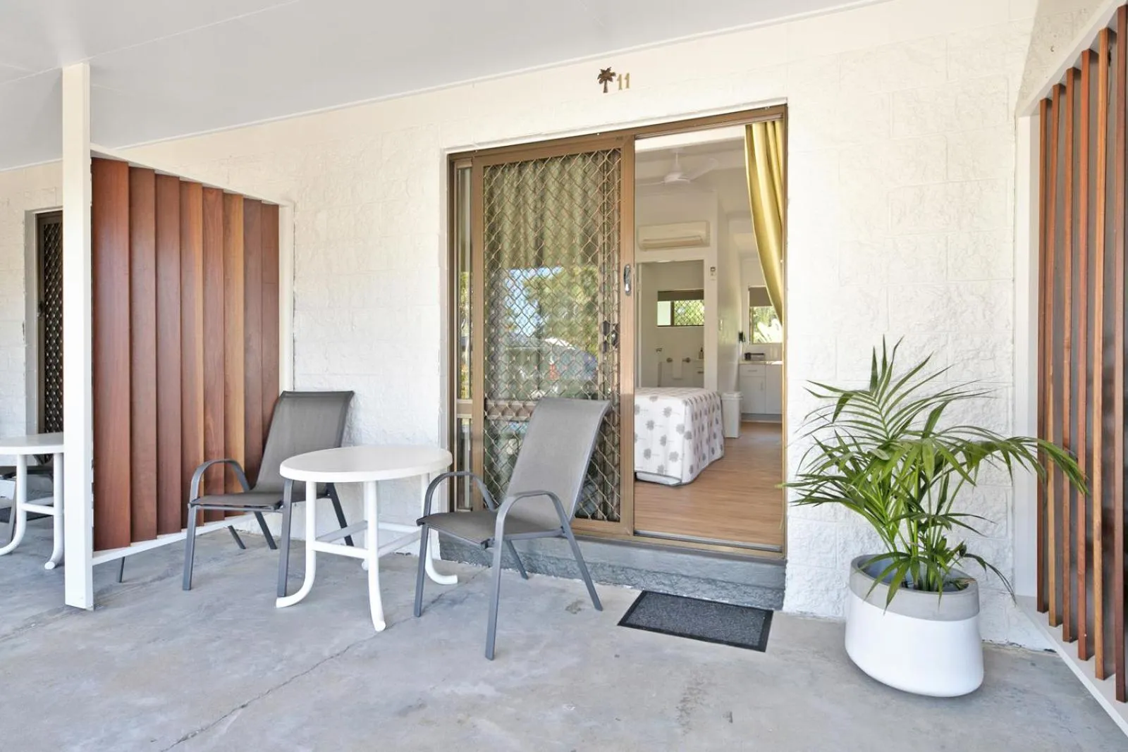 Patio in Kinka Palms Motel