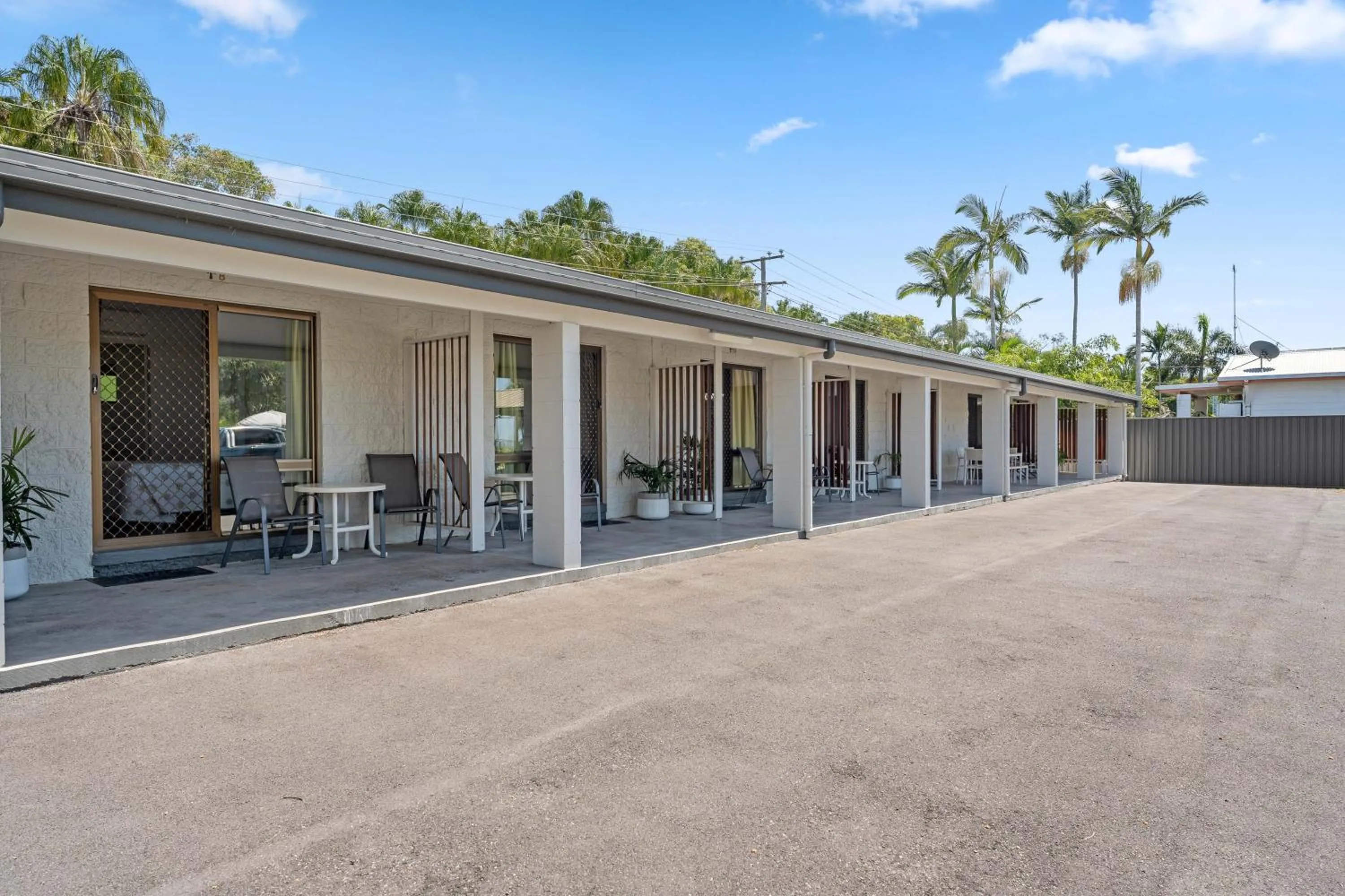 Property building in Kinka Palms Motel